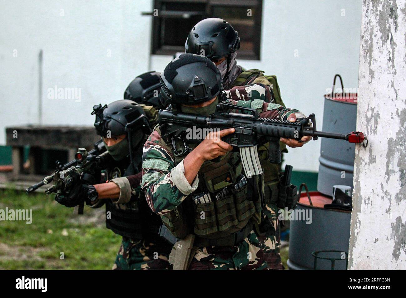190924 -- NUEVA ECIJA PROVINCE, Sept. 24, 2019 -- Soldiers from the Armed Forces of the Philippines AFP participate in the DAGIT-PA sea, air, land military exercise inside Fort Magsaysay in Nueva Ecija province, the Philippines, Sept. 23, 2019. The AFP held a combined military exercise to improve the inter-operability between the main service branches: the Army, the Navy and the Air Force.  THE PHILIPPINES-NUEVA ECIJA-AFP-MILITARY EXERCISE ROUELLExUMALI PUBLICATIONxNOTxINxCHN Stock Photo