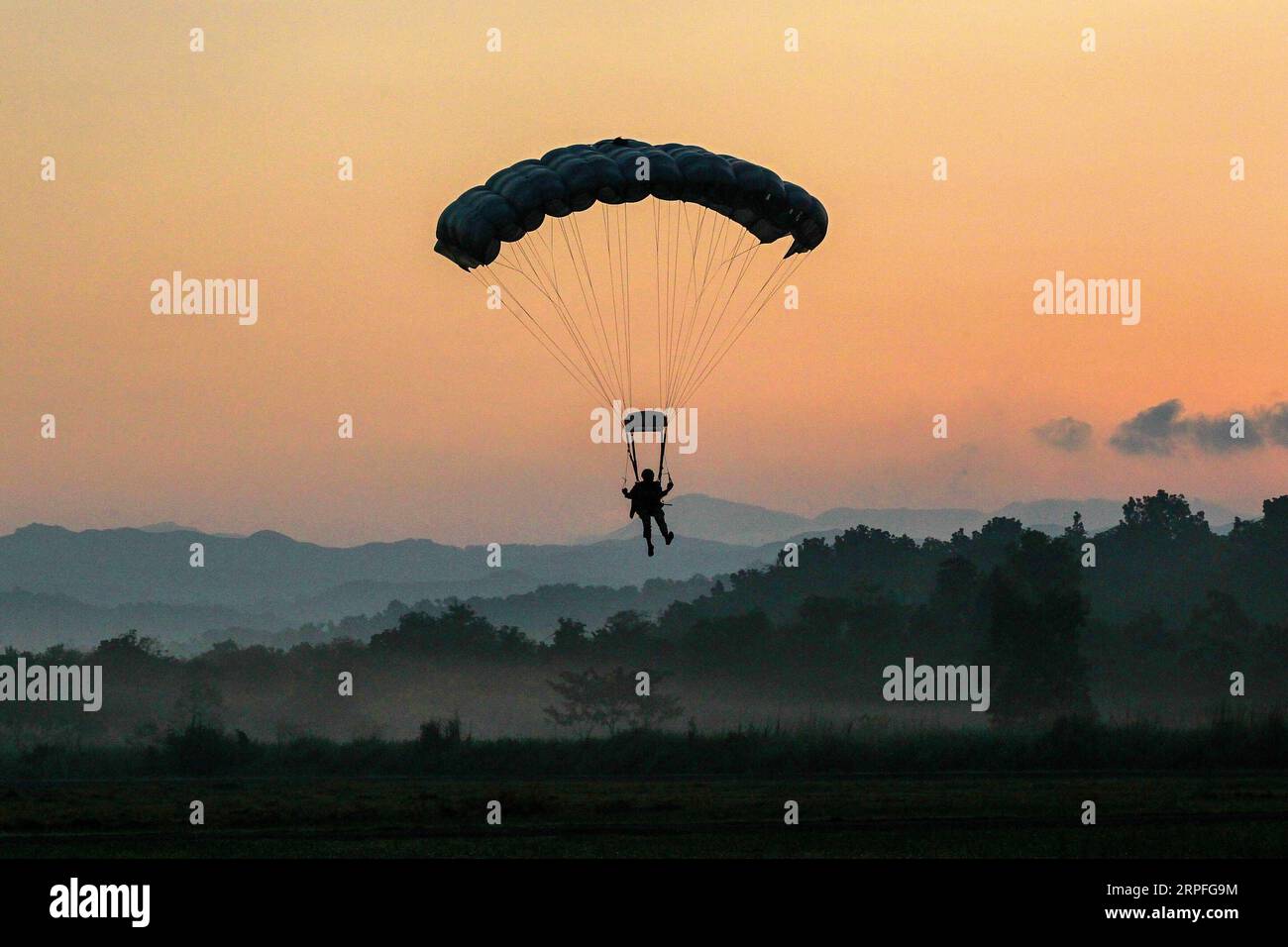 190924 -- NUEVA ECIJA PROVINCE, Sept. 24, 2019 -- A soldier from the Armed Forces of the Philippines AFP uses a parachute during the DAGIT-PA sea, air, land military exercise inside Fort Magsaysay in Nueva Ecija province, the Philippines, Sept. 23, 2019. The AFP held a combined military exercise to improve the inter-operability between the main service branches: the Army, the Navy and the Air Force.  THE PHILIPPINES-NUEVA ECIJA-AFP-MILITARY EXERCISE ROUELLExUMALI PUBLICATIONxNOTxINxCHN Stock Photo