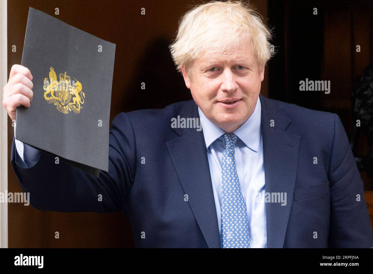 190925 -- LONDON, Sept. 25, 2019 Xinhua -- British Prime Minister Boris Johnson leaves 10 Downing Street to attend the reopening of the Parliament in London, Britain, on Sept. 25, 2019. British Prime Minister Boris Johnson faced enormous pressure as the parliament re-opened Wednesday after the Supreme Court ruled his act to suspend the parliament for five weeks was unlawful. Photo by Ray Tang/Xinhua BRITAIN-LONDON-PARLIAMENT-REOPENING PUBLICATIONxNOTxINxCHN Stock Photo