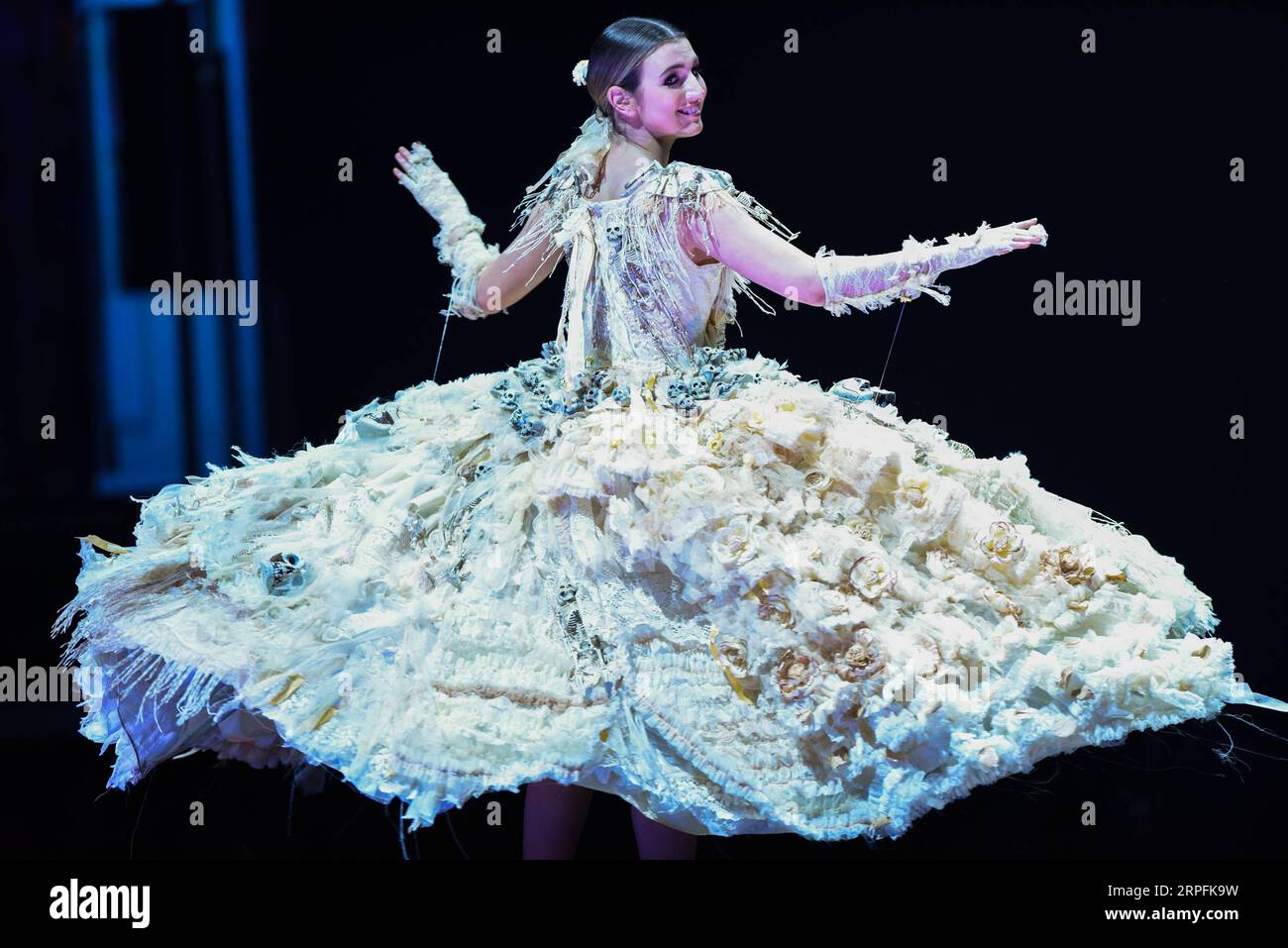 190926 -- WELLINGTON, Sept. 26, 2019 -- A model presents a creation during a show of the World of Wearable Art, an international design competition, in Wellington, New Zealand, Sept. 26, 2019.  NEW ZEALAND-WELLINGTON-WORLD OF WEARABLE ART GuoxLei PUBLICATIONxNOTxINxCHN Stock Photo