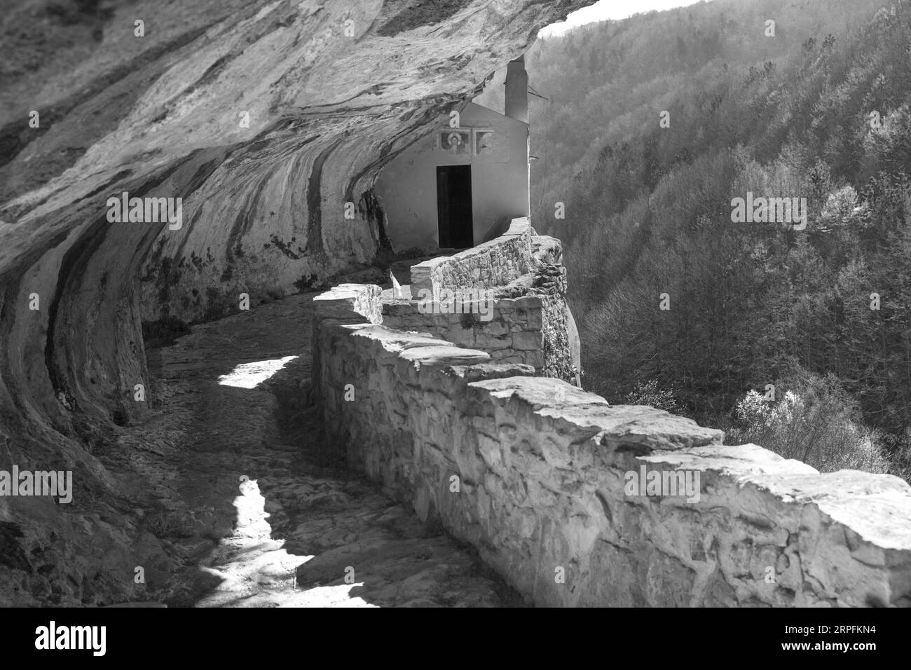 Perché San Bartolomeo è Stato Scuoiato Hermitage of San Bartolomeo in Abruzzo Stock Photo - Alamy