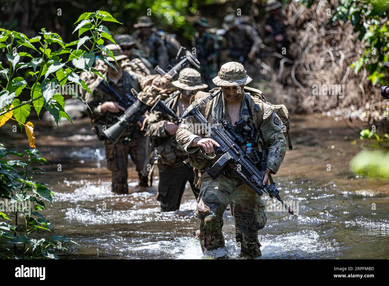 Puslatpur, Indonesia. 04th Sep, 2023. U.S. Army soldiers assigned to Bravo Company Borzoi, 25th Infantry Division, maneuver through a jungle stream with Indonesian National Armed Forces Marines during Jungle Field Training at exercise Super Garuda Shield 2023, September 4, 2023 in Puslatpur, Indonesia. Credit: Sfc Ausitn Berner/US Army/Alamy Live News Stock Photo