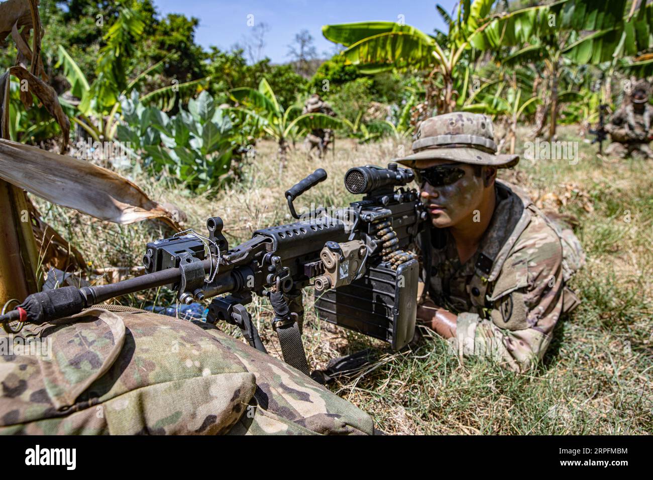 Puslatpur, Indonesia. 04th Sep, 2023. A U.S. Army soldier assigned to Bravo Company Borzoi, 25th Infantry Division, looks through his M249 squad automatic weapon during jungle maneuvers with Indonesian National Armed Forces Marines at exercise Super Garuda Shield 2023, September 4, 2023 in Puslatpur, Indonesia. Credit: Sfc Ausitn Berner/US Army/Alamy Live News Stock Photo