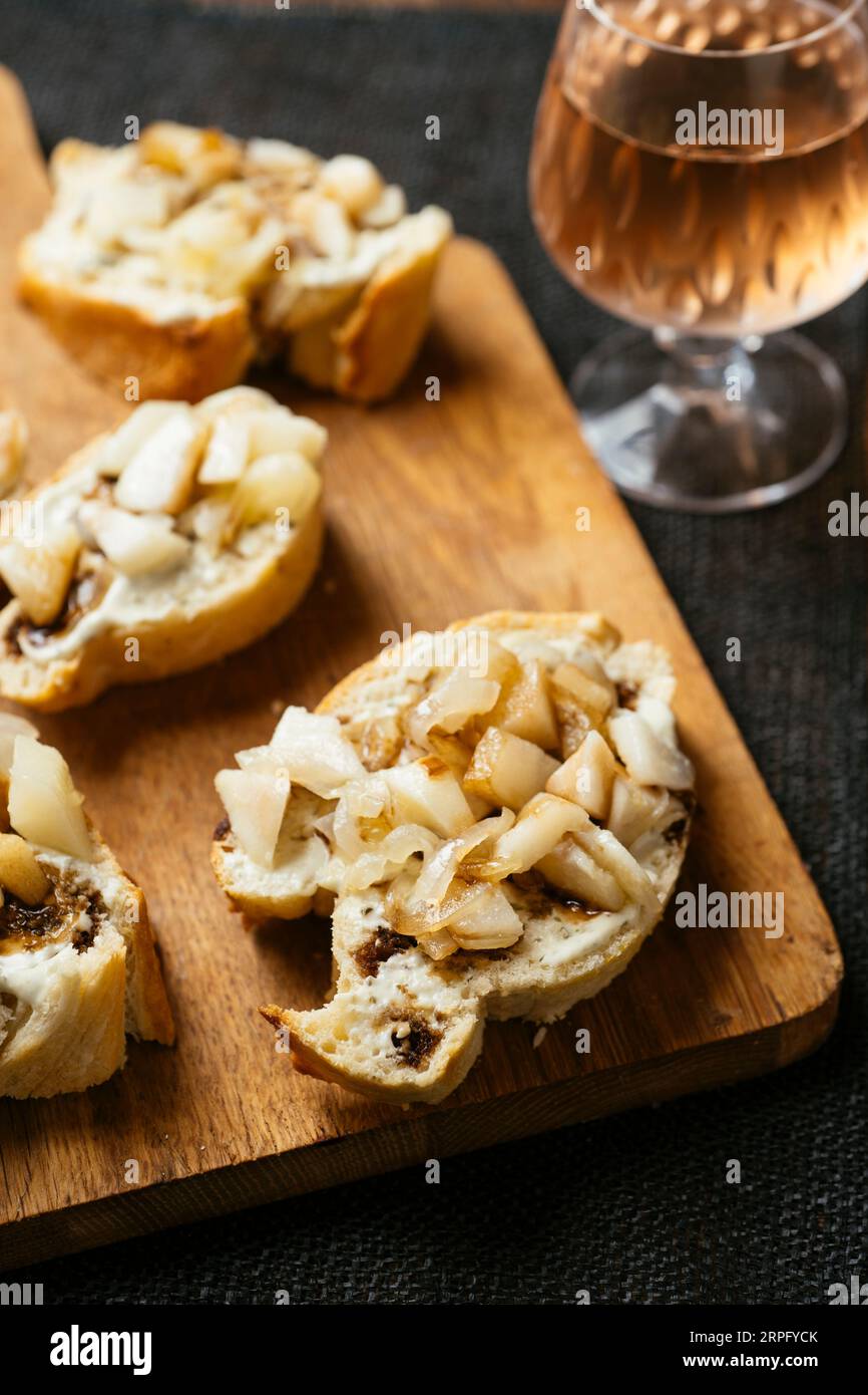 Crostini with vegan cream cheese, caramelized onions and pears and