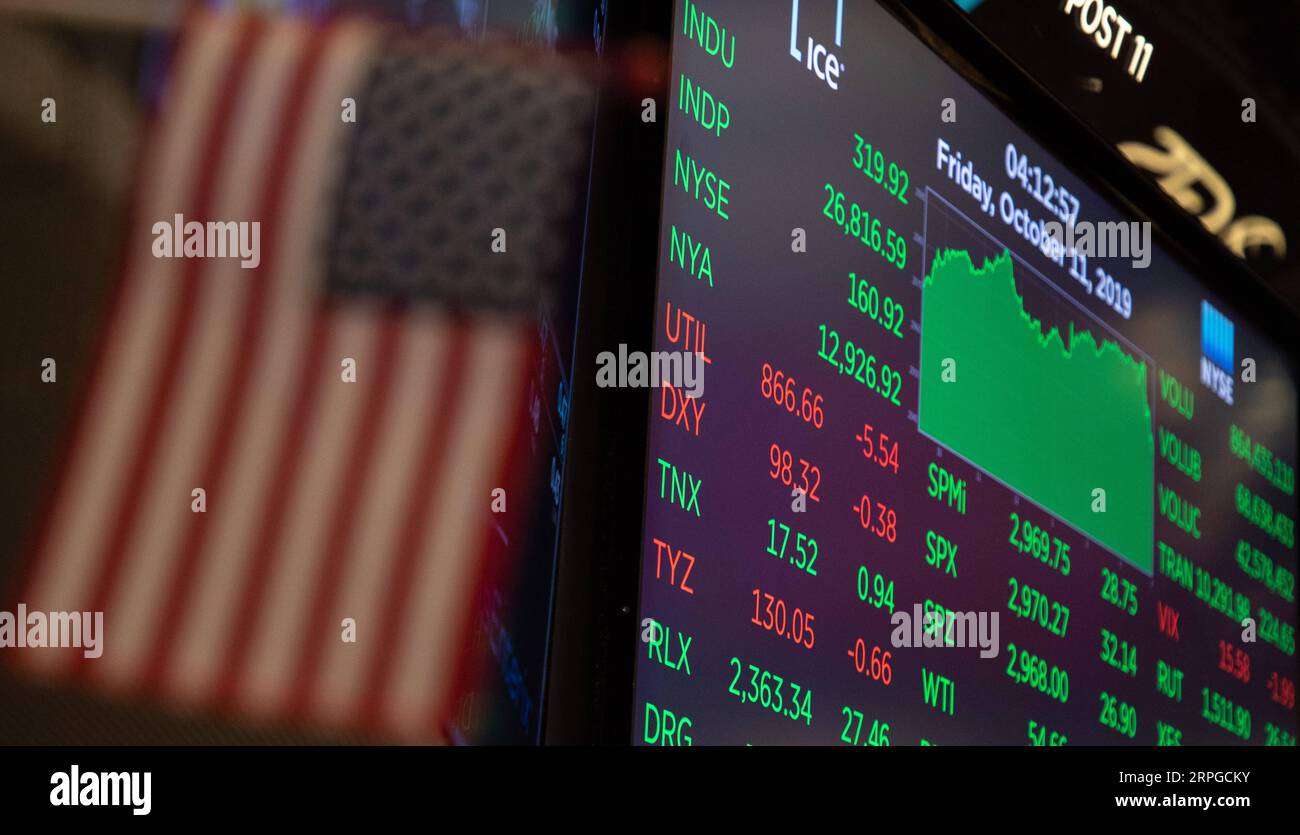 New York, Handelstag an der Wall Street 191011 -- NEW YORK, Oct. 11, 2019 -- An electronic screen shows the trading data at the New York Stock Exchange in New York, the United States, on Oct. 11, 2019. U.S. stocks rallied on Friday. The Dow closed up 1.21 percent to 26,816.59, the S&P 500 rose 1.09 percent to 2,970.27, and the Nasdaq increased 1.34 percent to 8,057.04.  U.S.-NEW YORK-STOCKS GuoxPeiran PUBLICATIONxNOTxINxCHN Stock Photo