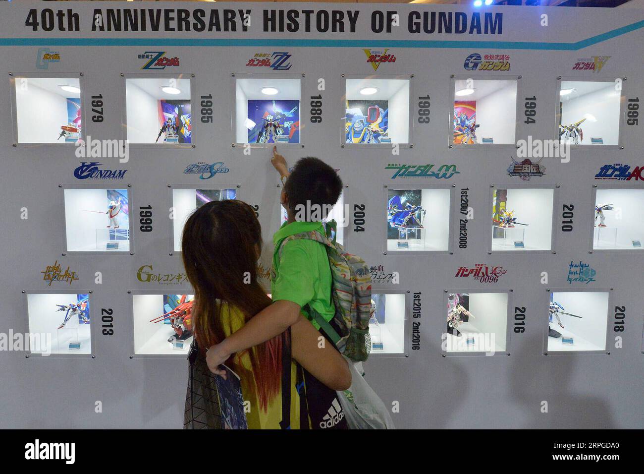 191012 -- BANGKOK, Oct. 12, 2019 -- A woman and a child look at Gundam models during a Gundam model show at a shopping mall in Bangkok, Thailand, Oct. 11, 2019. Rachen Sageamsak THAILAND-BANGKOK-GUNDAM EXHIBITION LaxHeng PUBLICATIONxNOTxINxCHN Stock Photo