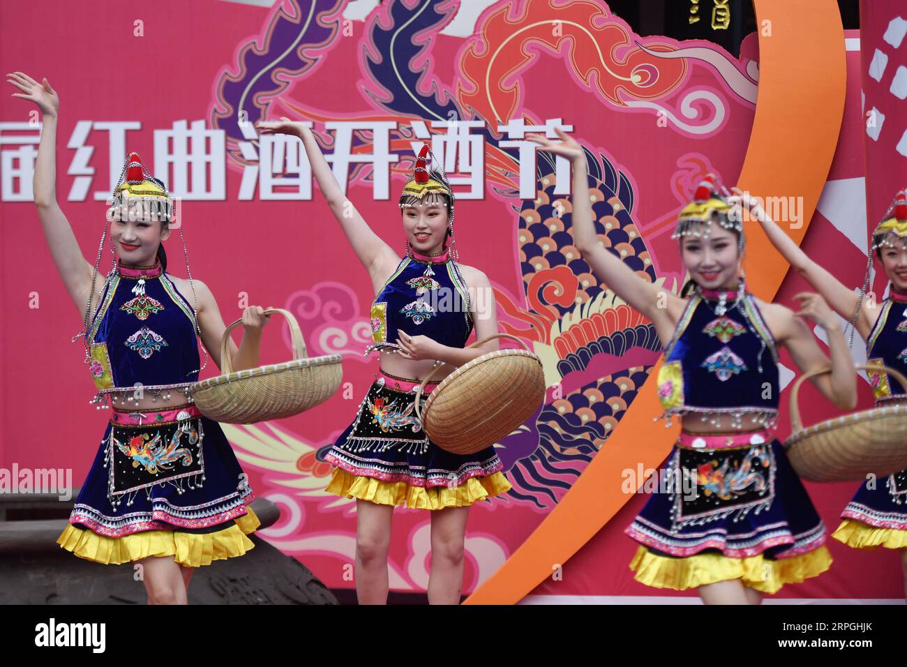 191016 -- HANGZHOU, Oct. 16, 2019 -- Dancers perform during the long-table banquet held at Longfeng ethnic village in Eshan Township of the She ethnic group of Tonglu County, east China s Zhejiang Province, Oct. 16, 2019. More than 90 tables of delicacies were presented at the long-table banquet, attracting local villagers as well as tourists to enjoy the food of the She ethnic group.  CHINA-ZHEJIANG-ESHAN-LONG-TABLE BANQUET CN HuangxZongzhi PUBLICATIONxNOTxINxCHN Stock Photo