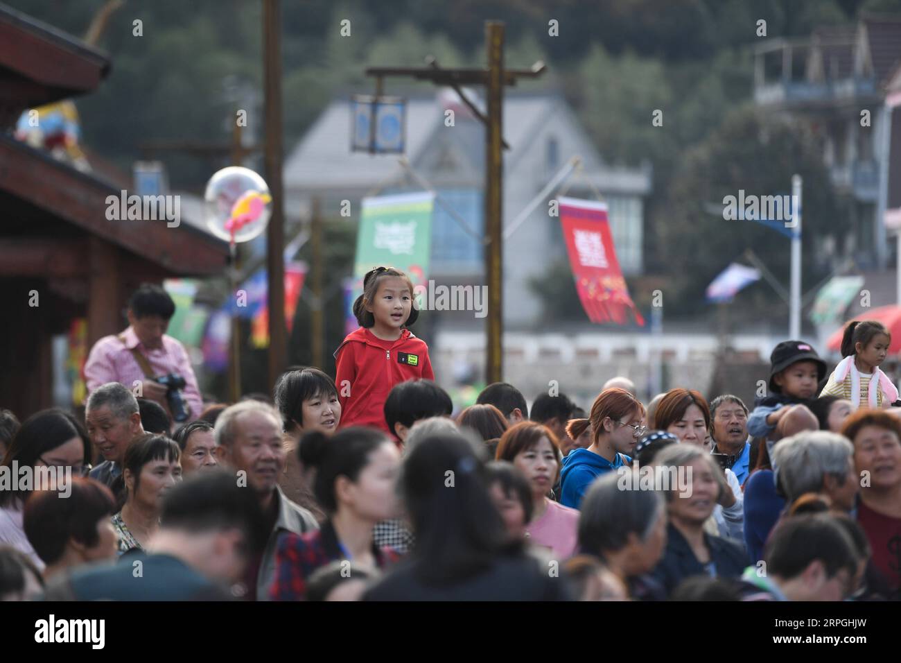 191016 -- HANGZHOU, Oct. 16, 2019 -- Local villagers and tourists enjoy performance during the long-table banquet held at Longfeng ethnic village in Eshan Township of the She ethnic group of Tonglu County, east China s Zhejiang Province, Oct. 16, 2019. More than 90 tables of delicacies were presented at the long-table banquet, attracting local villagers as well as tourists to enjoy the food of the She ethnic group.  CHINA-ZHEJIANG-ESHAN-LONG-TABLE BANQUET CN HuangxZongzhi PUBLICATIONxNOTxINxCHN Stock Photo