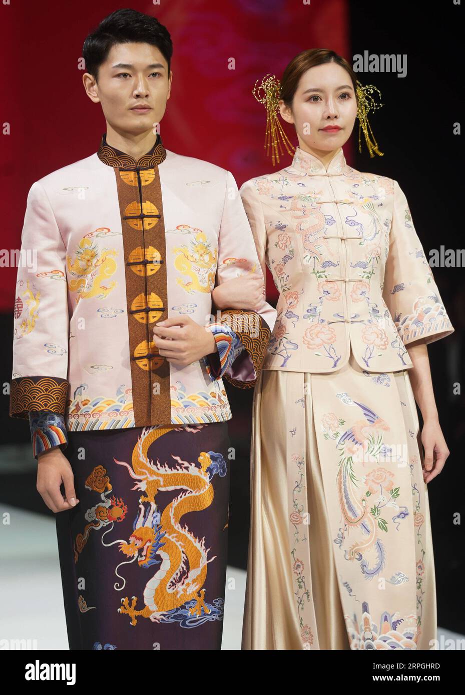 191017 -- SUZHOU, Oct. 17, 2019 -- Models present wedding dress ...