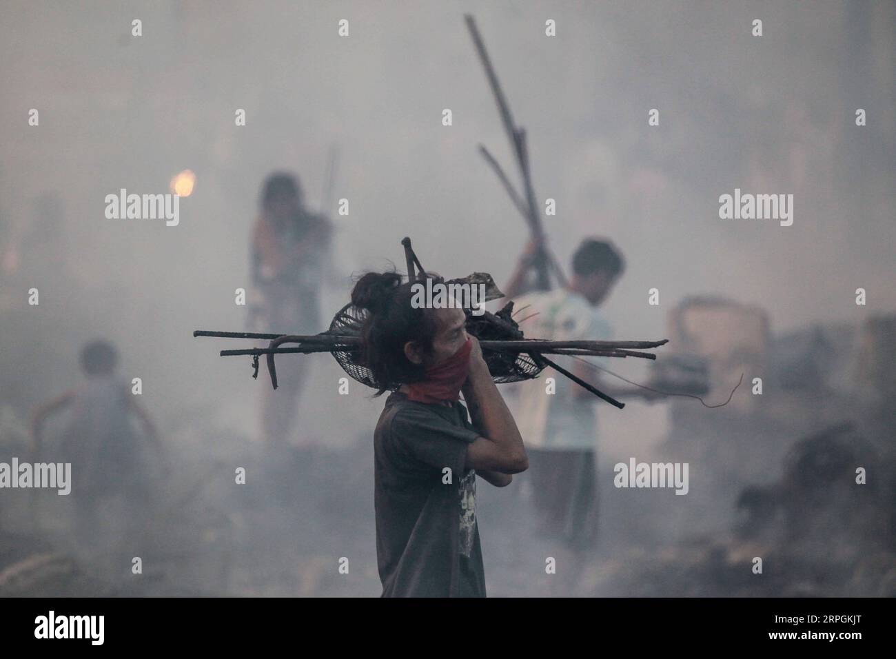 191018 -- NAVOTAS CITY, Oct. 18, 2019 Xinhua -- Residents look for their belongings through their charred homes after a fire at a residential area in Navotas City, the Philippines, Oct. 18, 2019. According to the Navotas City Disaster Risk Reduction Management Office, around 200 shanties were razed in the fire. Xinhua/Rouelle Umali PHILIPPINES-NAVOTAS CITY-FIRE-AFTERMATH PUBLICATIONxNOTxINxCHN Stock Photo