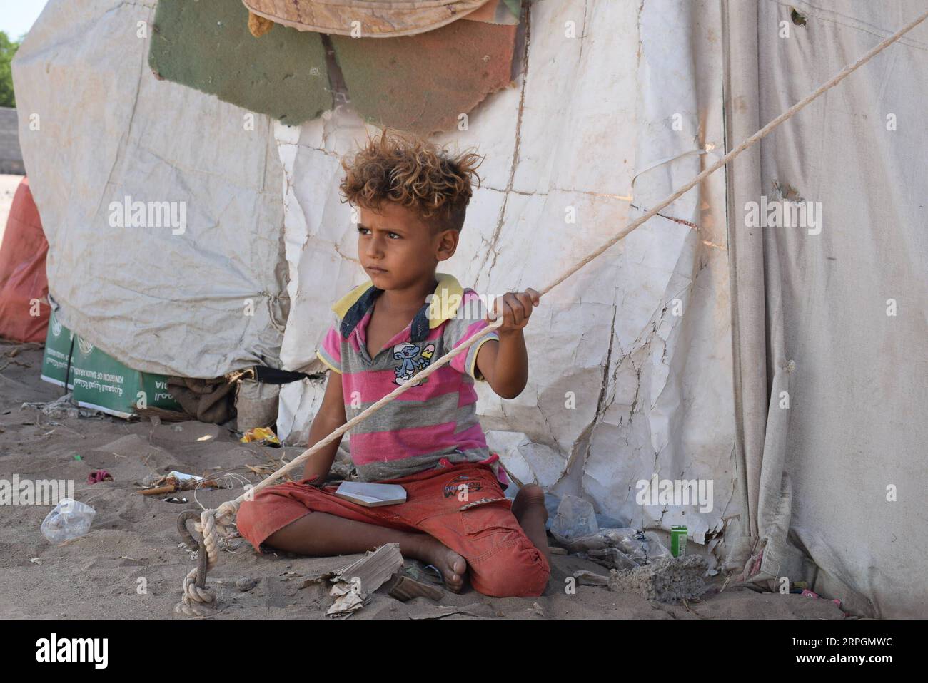 191018 ADEN, Oct. 18, 2019 Xinhua A displaced child is seen at a