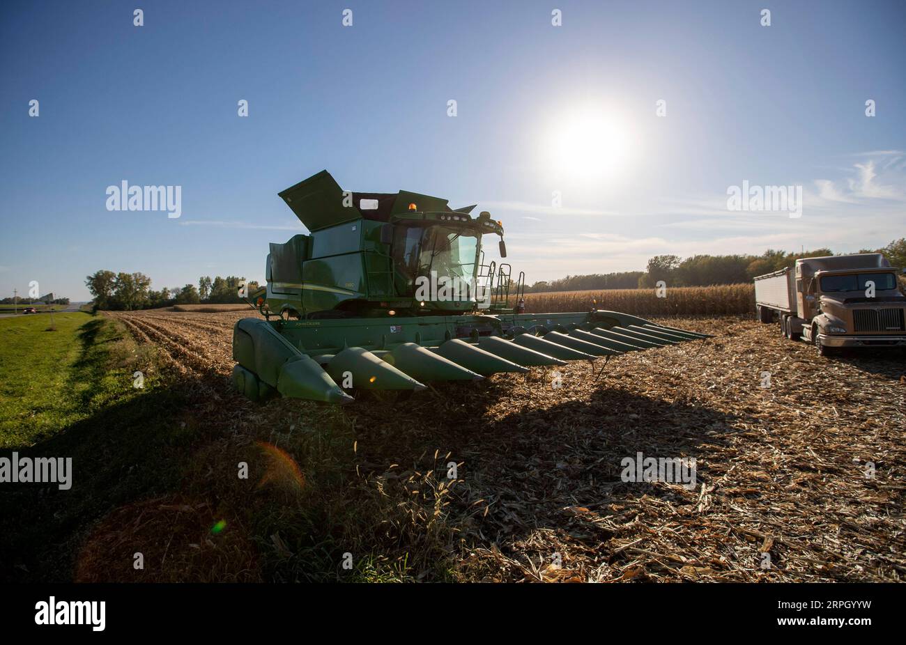 191025 BEIJING, Oct. 25, 2019 A combine works in a corn field of