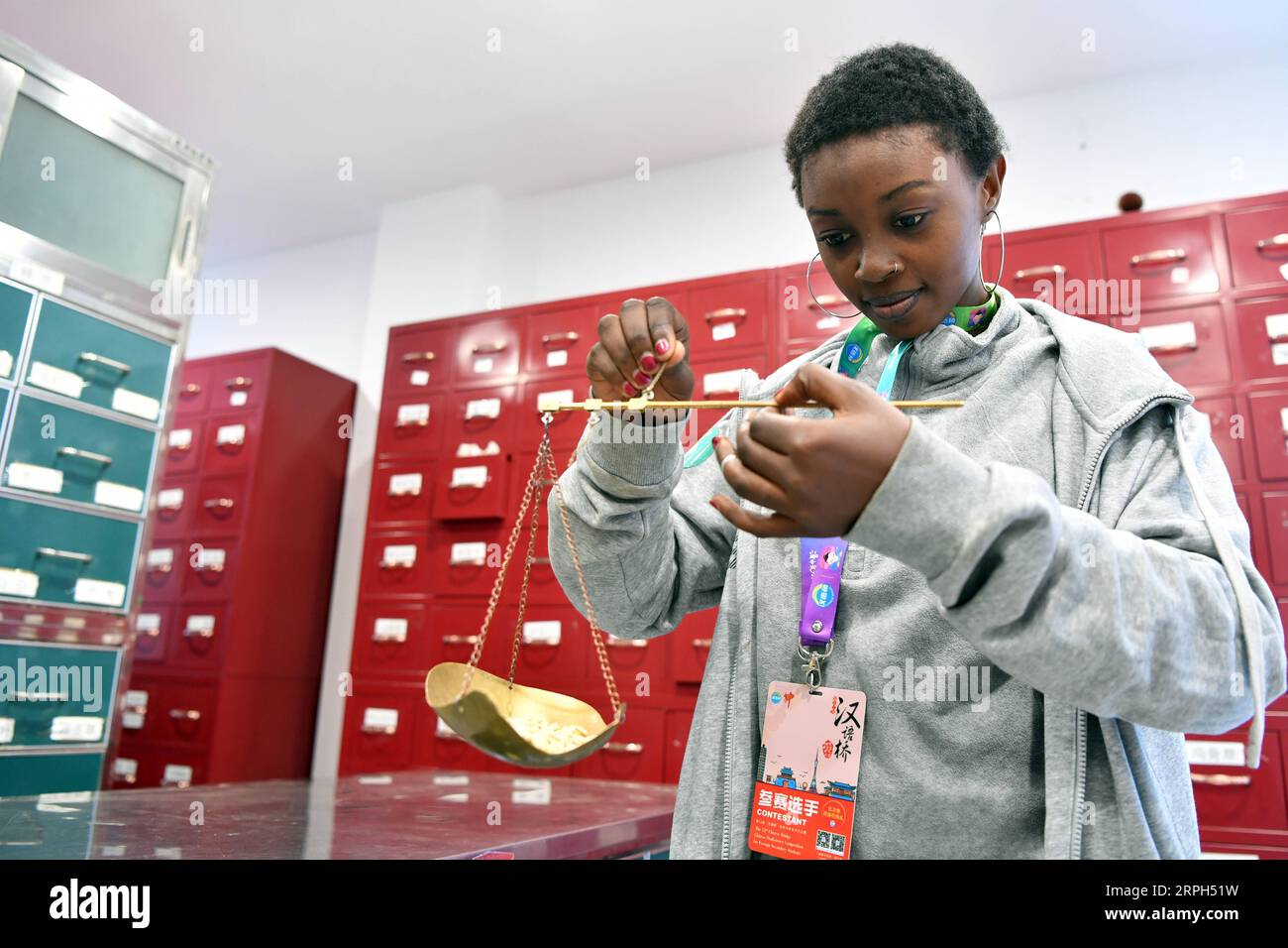 191030 ZHENGZHOU, Oct. 30, 2019 Raissa learns to weigh traditional Chinese medicine at