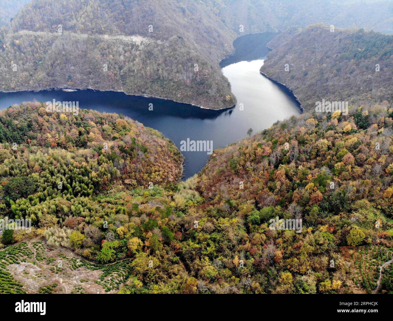 191105 -- QIANSHAN, Nov. 5, 2019 -- Aerial photo taken on Nov. 5, 2019 shows autumn scenery of the Dabie Mountain in Guanzhuang Township, Qianshan, east China s Anhui Province.  CHINA-ANHUI-QIANSHAN-DABIE MOUNTAIN-SCENERY CN HuangxBohan PUBLICATIONxNOTxINxCHN Stock Photo