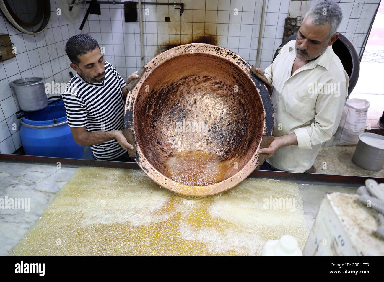 191107 TANTA, Nov. 7, 2019 People make candies in Tanta, Egypt