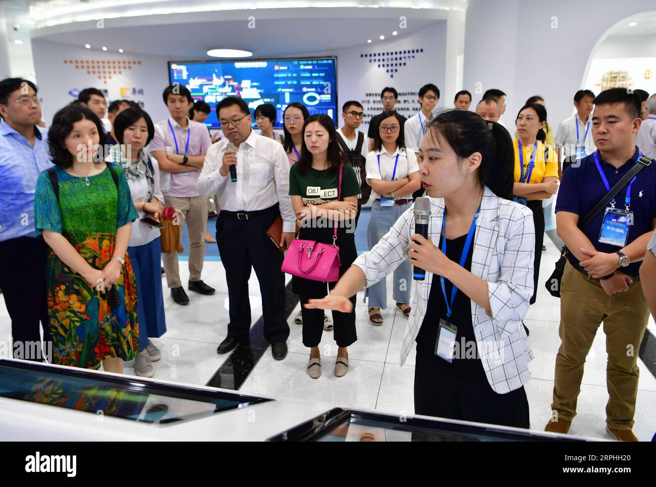 191108 -- BEIJING, Nov. 8, 2019 -- A staff introduces Fuyao Group s glass technologies to visitors from Japan in Fuqing, southeast China s Fujian Province, Aug. 23, 2019.  Xinhua Headlines: China s growth and prosperity attract Chinese expats to return home WeixPeiquan PUBLICATIONxNOTxINxCHN Stock Photo
