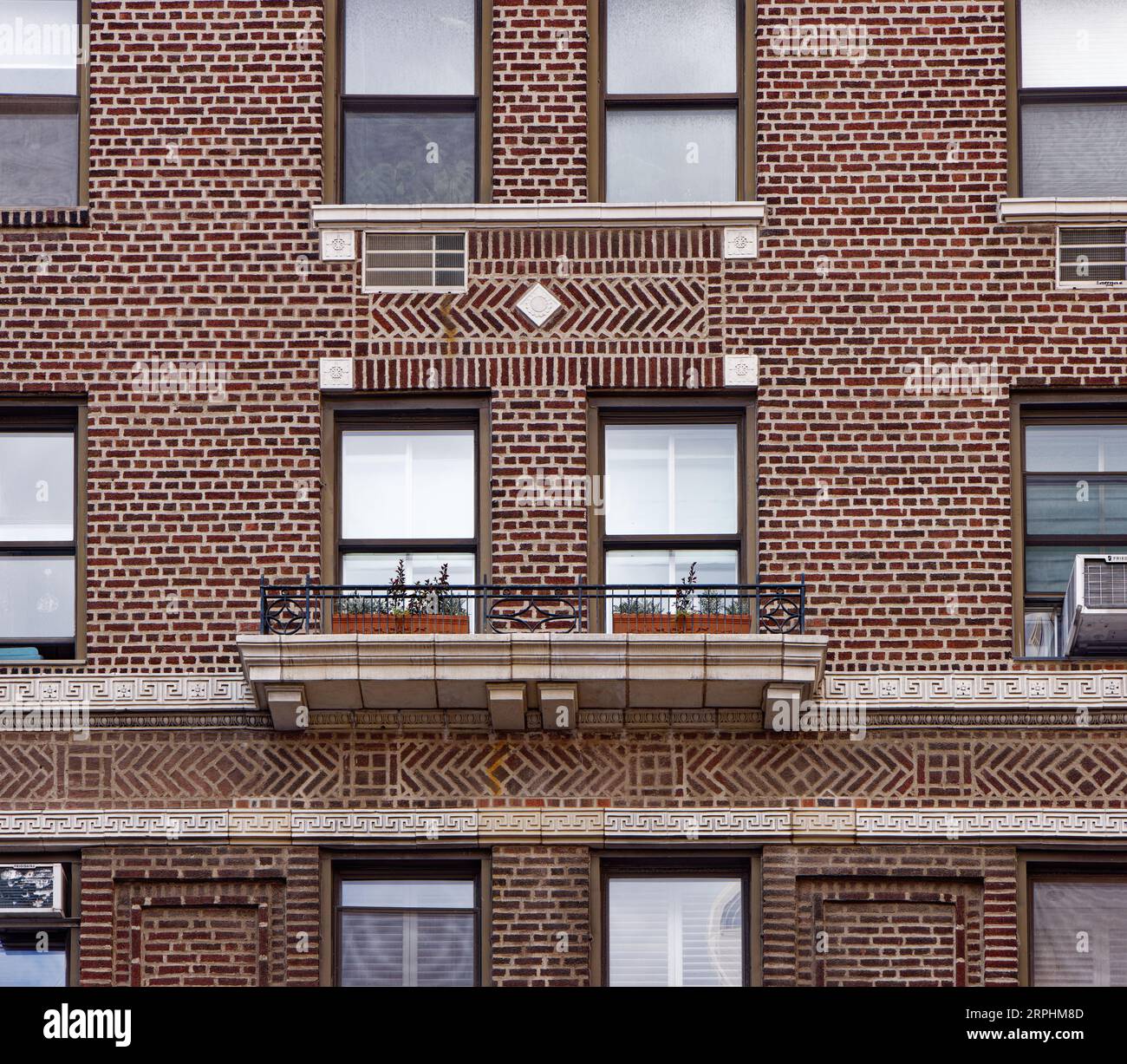 Upper East Side: Emery Roth designed mid-rise apartment building 129 ...