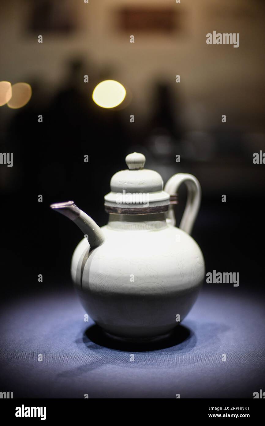 Celadon porcelain hi-res stock photography and images - Page 3 - Alamy