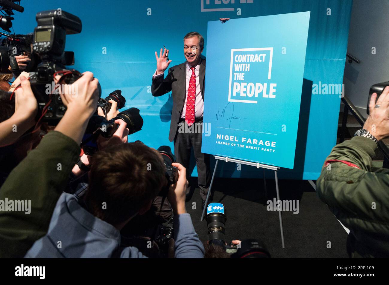 191122 -- LONDON, Nov. 22, 2019 -- Brexit Party leader Nigel Farage attends an event to launch Brexit Party general election policies in London, Britain, Nov. 22, 2019. Photo by Ray Tang/Xinhua BRITAIN-LONDON-BREXIT PARTY-GENERAL ELECTION POLICIES-LAUNCH HanxYan PUBLICATIONxNOTxINxCHN Stock Photo