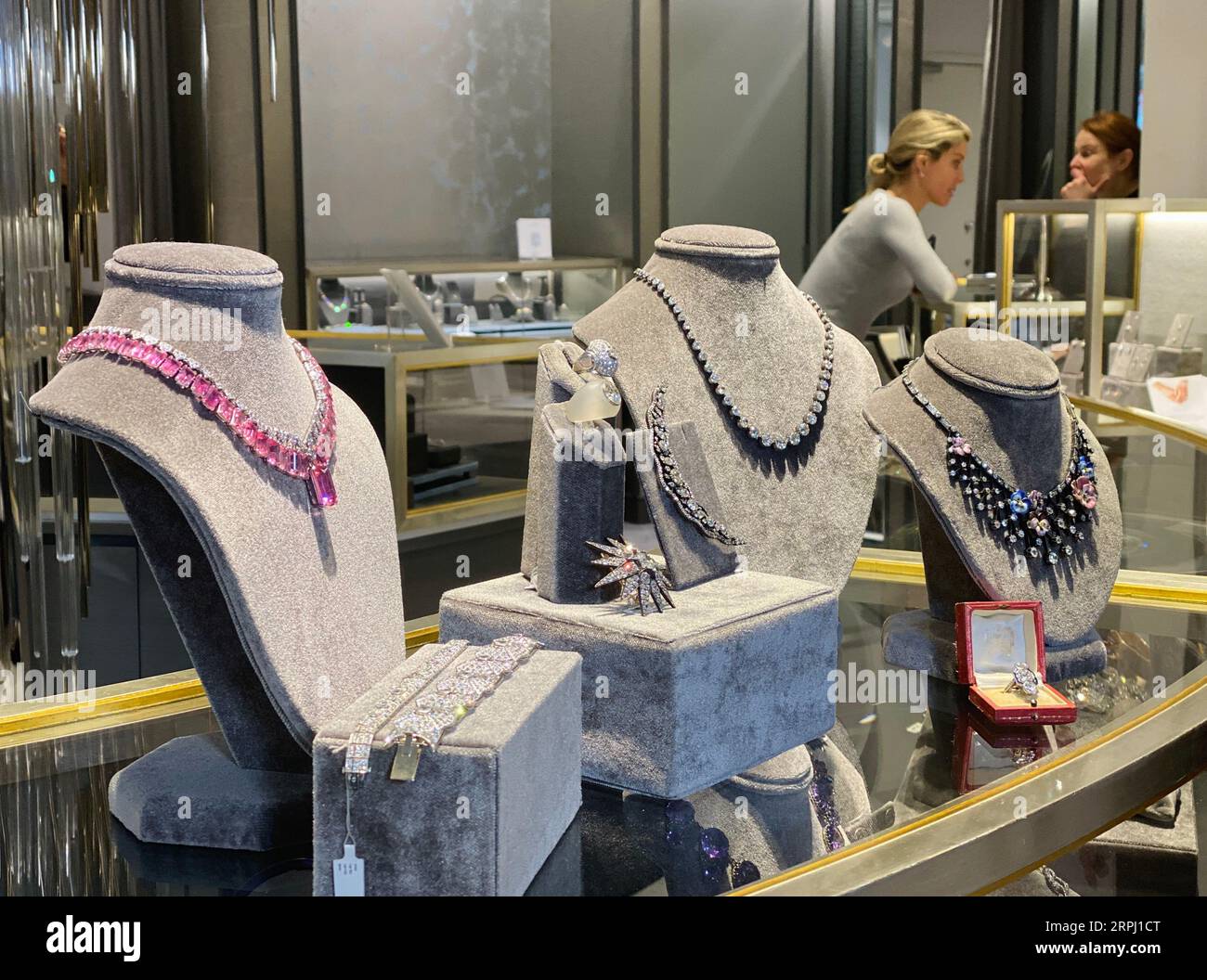 191122 -- NEW YORK, Nov. 22, 2019 -- Vintage jewelry is on display at Fred Leighton, a high-end jewelry store on Madison Avenue in New York, the United States, on Nov. 20, 2019. Held throughout this week, the New York City Jewelry Week NYCJW is the first local cultural event dedicated to celebrating jewelry, for its second year. It offers over 130 events of exhibitions, panel discussions, workshop visits and heritage-house tours across Manhattan and Brooklyn.  TO GO WITH Feature: Vintage style, modern craftsmanship sparkle at NYC Jewelry Week U.S.-NEW YORK-JEWELRY WEEK MiaoxXiaojuan PUBLICATIO Stock Photo