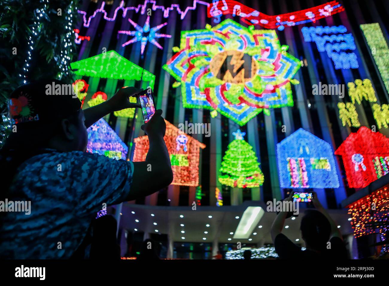 191124 QUEZON CITY, Nov. 24, 2019 Xinhua Visitors take photos of