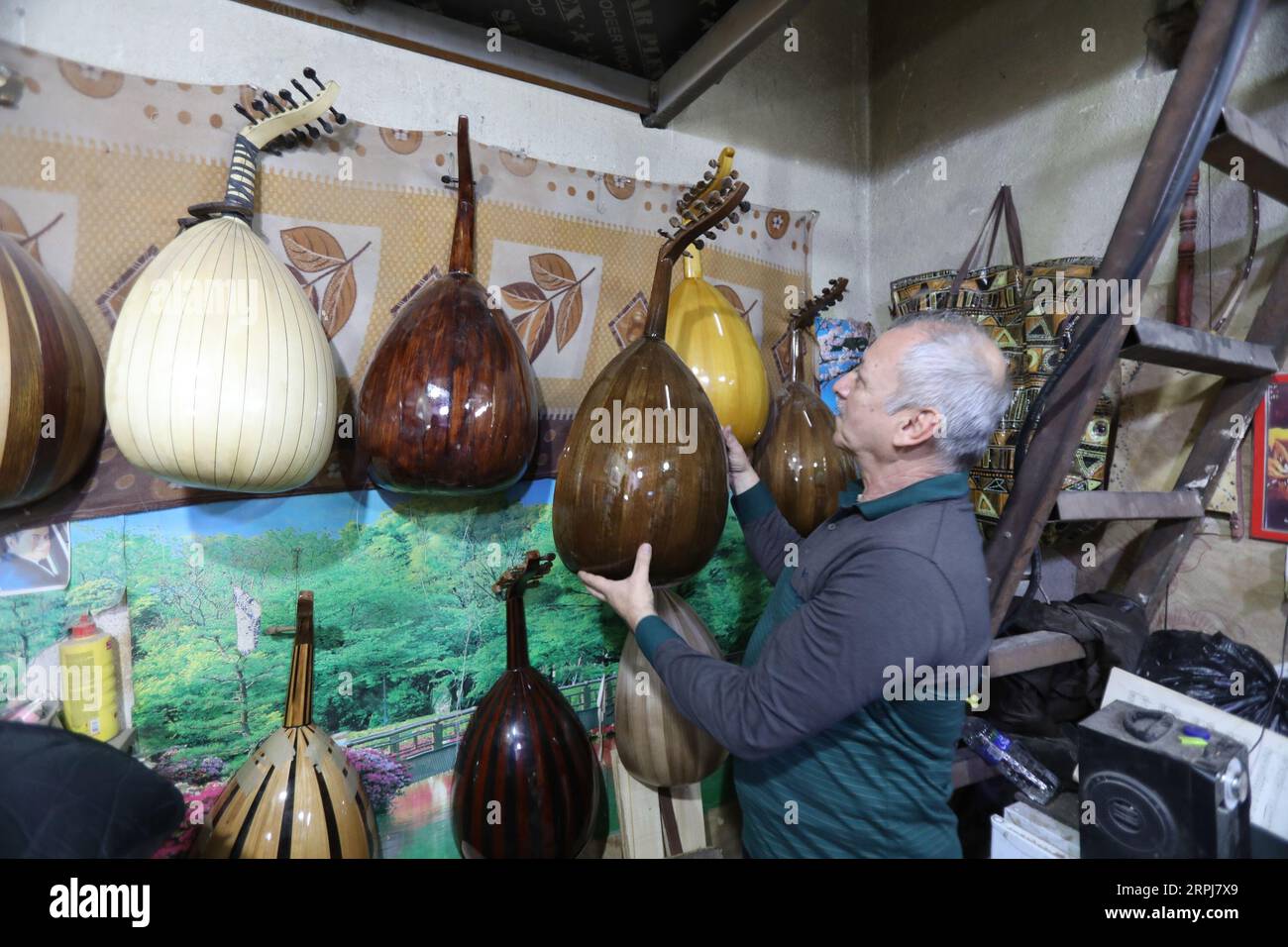 191130 BAGHDAD Nov. 30 2019 Xinhua A man displays lutes in