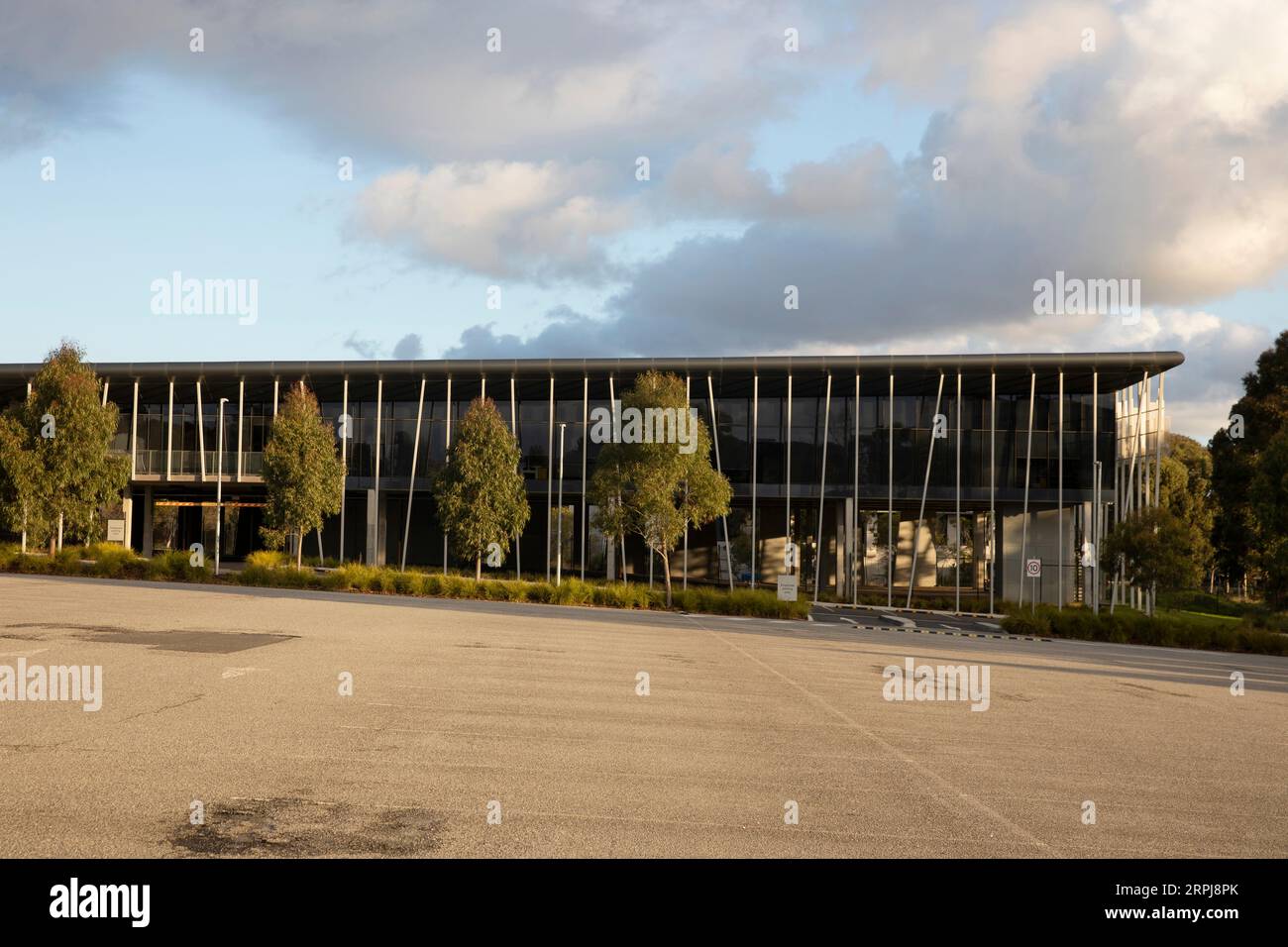 Office building and parking lot hi-res stock photography and images - Alamy