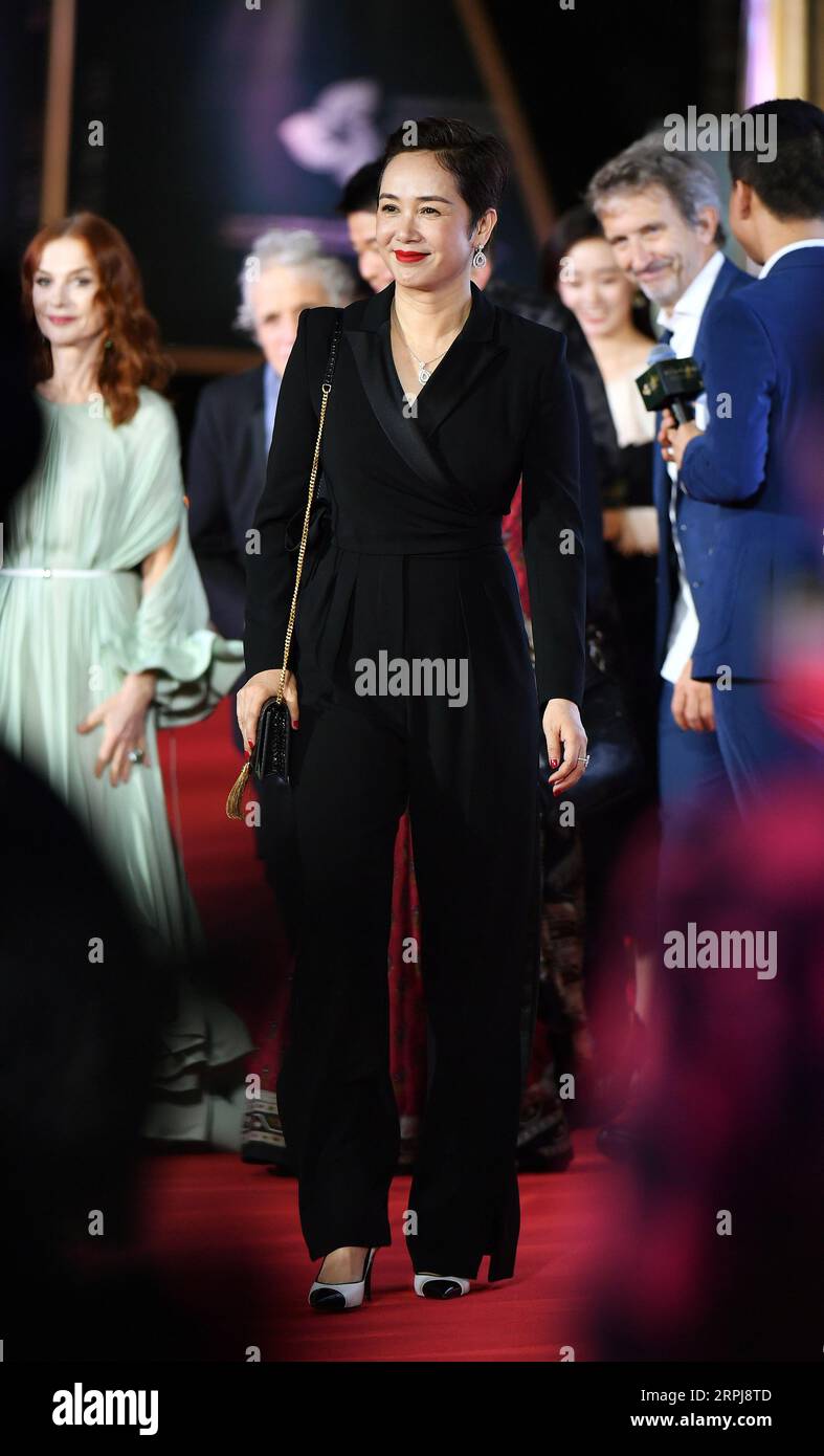 191201 -- SANYA, Dec. 1, 2019 -- Actress Jiang Wenli makes her red ...