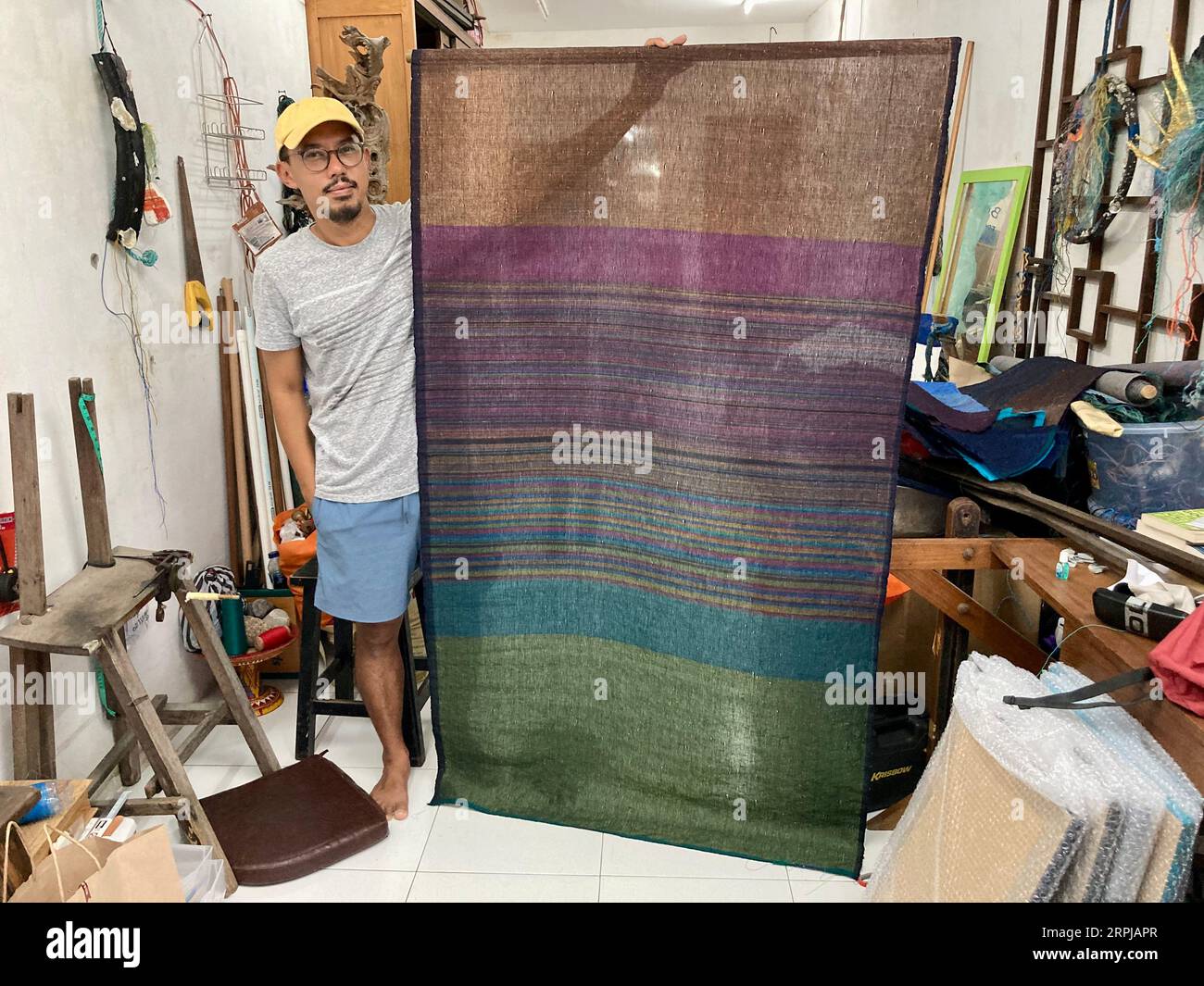 Bali, Indonesia. 18th Oct, 2022. Artist Ari Bayuaji makes art in Sanur ...
