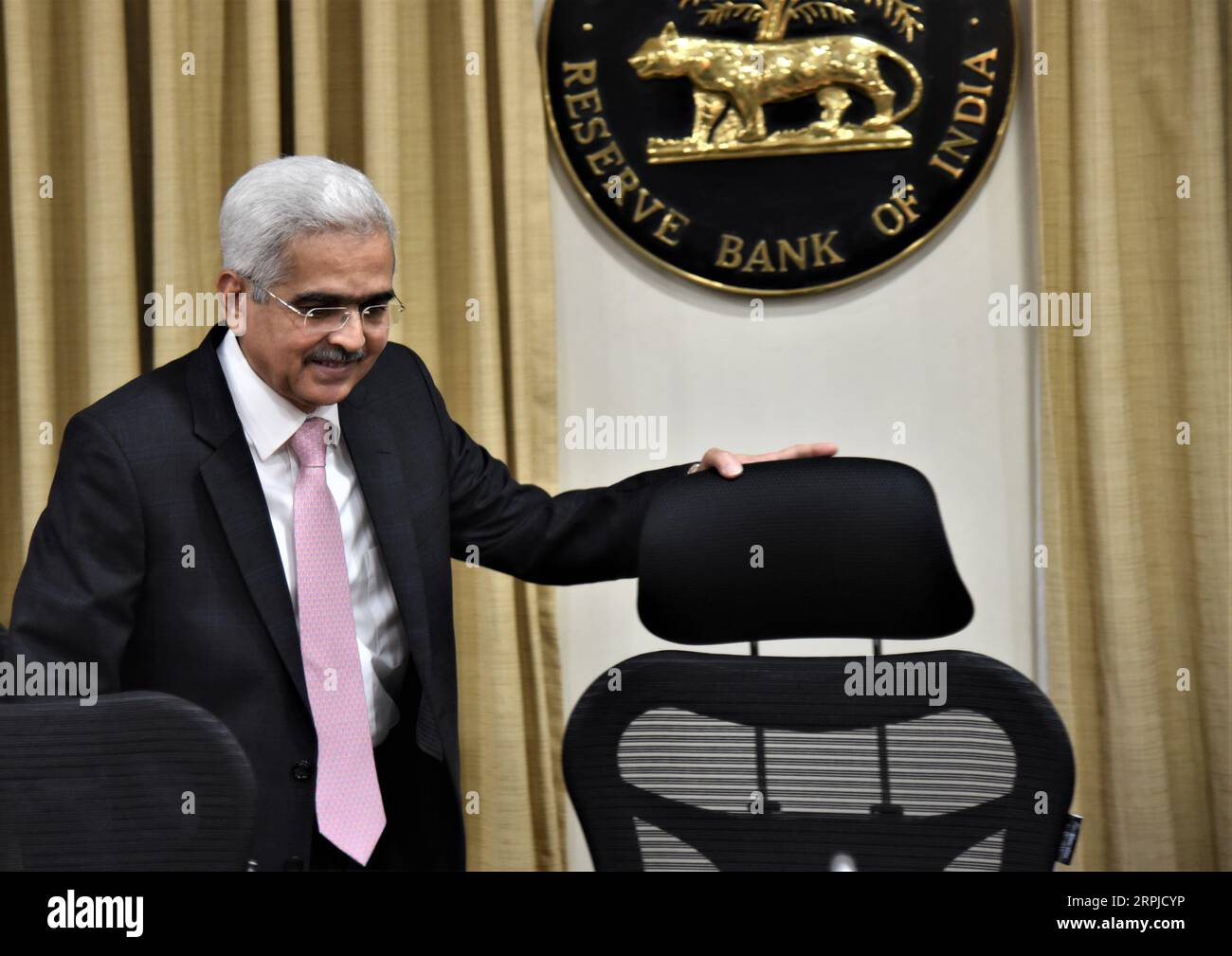 191205 -- MUMBAI, Dec. 5, 2019 -- Shaktikanta Das, governor of the Reserve Bank of India RBI, arrives for a press conference at the RBI head office in Mumbai, India, Dec. 5, 2019. India s Central Bank announced to maintain the repo rate unchanged at 5.15 percent on Thursday, giving priority to control inflation rather than the diminishing growth in Asia s third largest economy. The statement was made after the country s Reserve Bank of India s Monetary Policy Committee MPC concluded its two-day meeting on Thursday. Photo by Fariha Farooqui/Xinhua INDIA-MUMBAI-INFLATION CONTROL-CENTRAL BANK-PRE Stock Photo