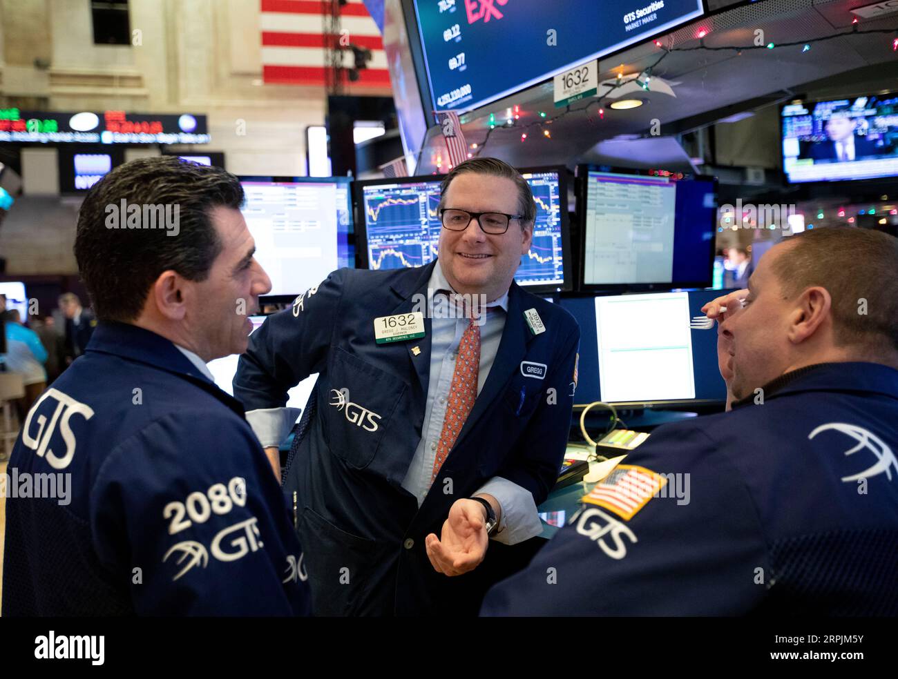 191213 -- NEW YORK, Dec. 13, 2019 -- Traders work at the New York Stock Exchange in New York, the United States, on Dec. 13, 2019. U.S. stocks ended higher on Friday as investors digested updates about U.S.-China trade and a slew of economic data. The Dow Jones Industrial Average rose 3.33 points, or 0.01 percent, to 28,135.38. The S&P 500 rose 0.23 points, or 0.01 percent, to 3,168.80. The Nasdaq Composite Index was up 17.56 points, or 0.20 percent, to 8,734.88.  U.S.-NEW YORK-STOCKS WangxYing PUBLICATIONxNOTxINxCHN Stock Photo