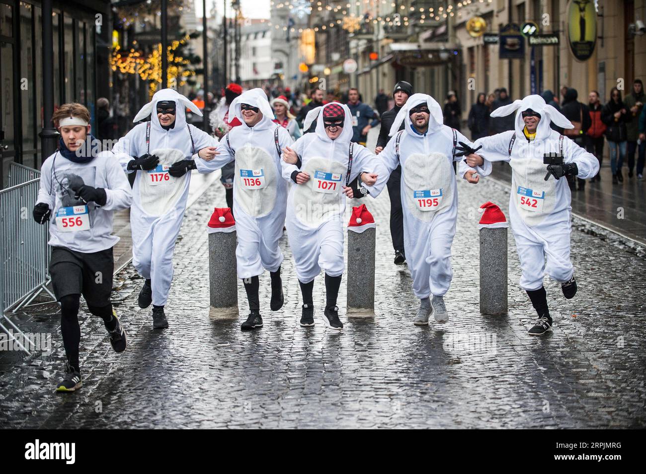 191215 -- VILNIUS, Dec. 15, 2019 Xinhua -- People attend the annual Christmas Run in Vilnius, Lithuania, on Dec. 15, 2019. About 3,800 people attended this year s race. Photo by Alfredas Pliadis/Xinhua LITHUANIA-VILNIUS-CHRISTMAS RUN PUBLICATIONxNOTxINxCHN Stock Photo