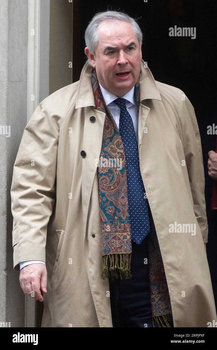 191217 -- LONDON, Dec. 17, 2019 Xinhua -- Britain s Attorney General Geoffrey Cox leaves after attending a cabinet meeting at 10 Downing Street in London, Britain, on Dec. 17, 2019. British Prime Minister Boris Johnson held the first cabinet meeting on Tuesday after winning last week s general election. Photo by Ray Tang/Xinhua BRITAIN-LONDON-CABINET MEETING PUBLICATIONxNOTxINxCHN Stock Photo