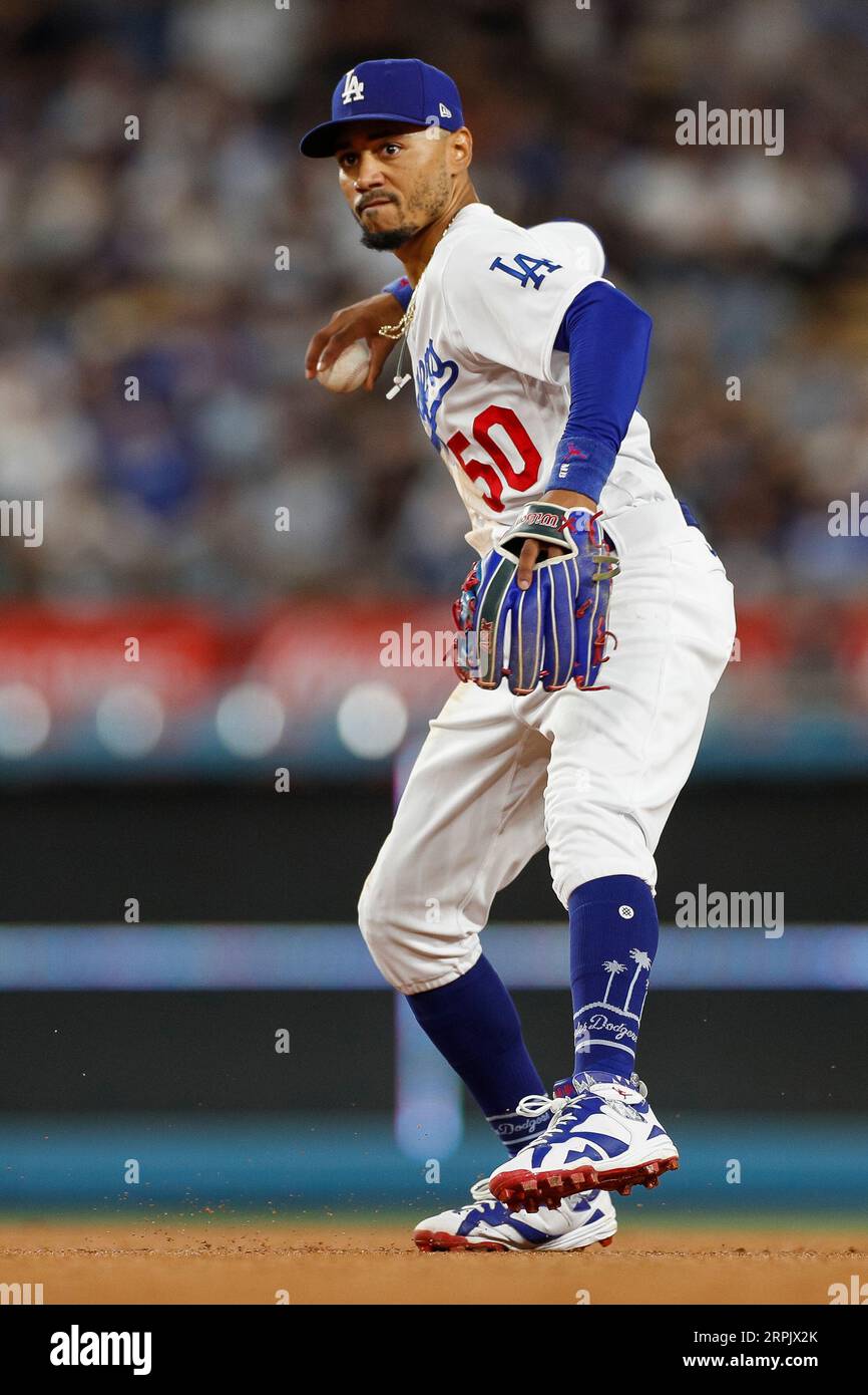 Los Angeles Dodgers second basemen Mookie Betts (50) fields a ball ...