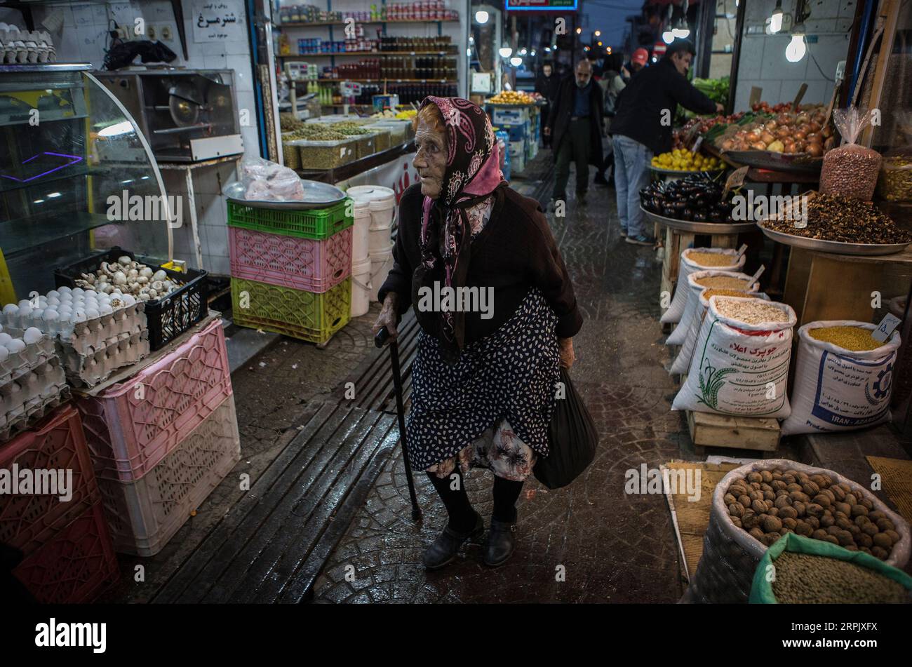 191222 --TONEKABON, Dec. 22, 2019 -- People shop for Yalda Night at an ...