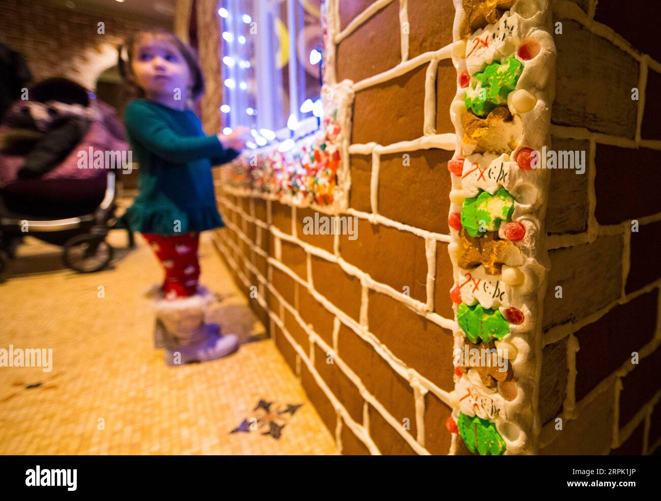 191225 -- TORONTO, Dec. 25, 2019 -- A little girl stands outside a life-size gingerbread house at the Fairmont Royal York Hotel in Toronto, Canada, Dec. 24, 2019. Standing more than 24 feet high and 6 feet deep with 500 pounds of delicious royal icing, the two-storey gingerbread house opens to the public during the holiday season. Photo by /Xinhua CANADA-TORONTO-CHRISTMAS DECORATION-LIFE-SIZE GINGERBREAD HOUSE ZouxZheng PUBLICATIONxNOTxINxCHN Stock Photo