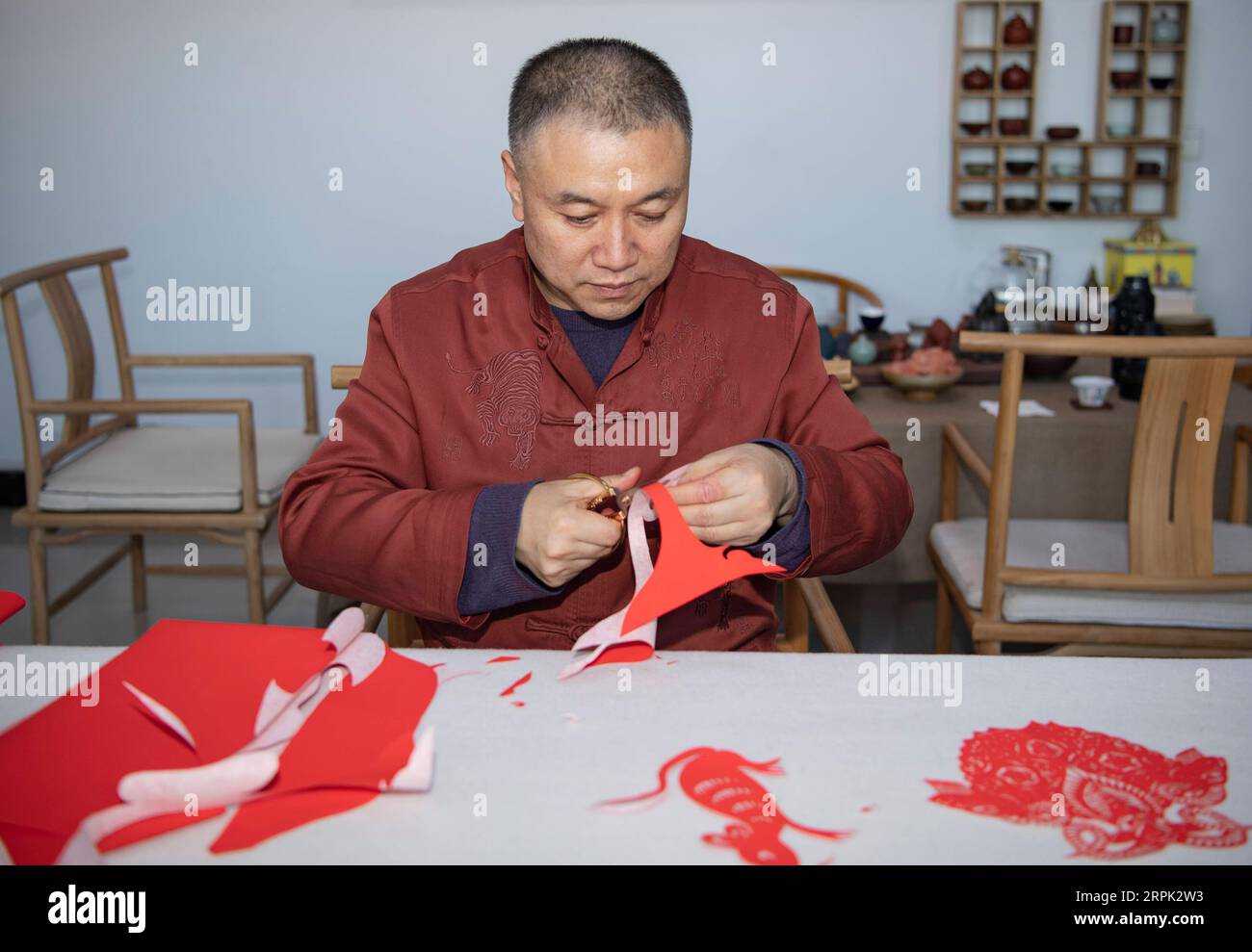 191226 JINCHENG, Dec. 26, 2019 Zhang Yongzhong shows paper