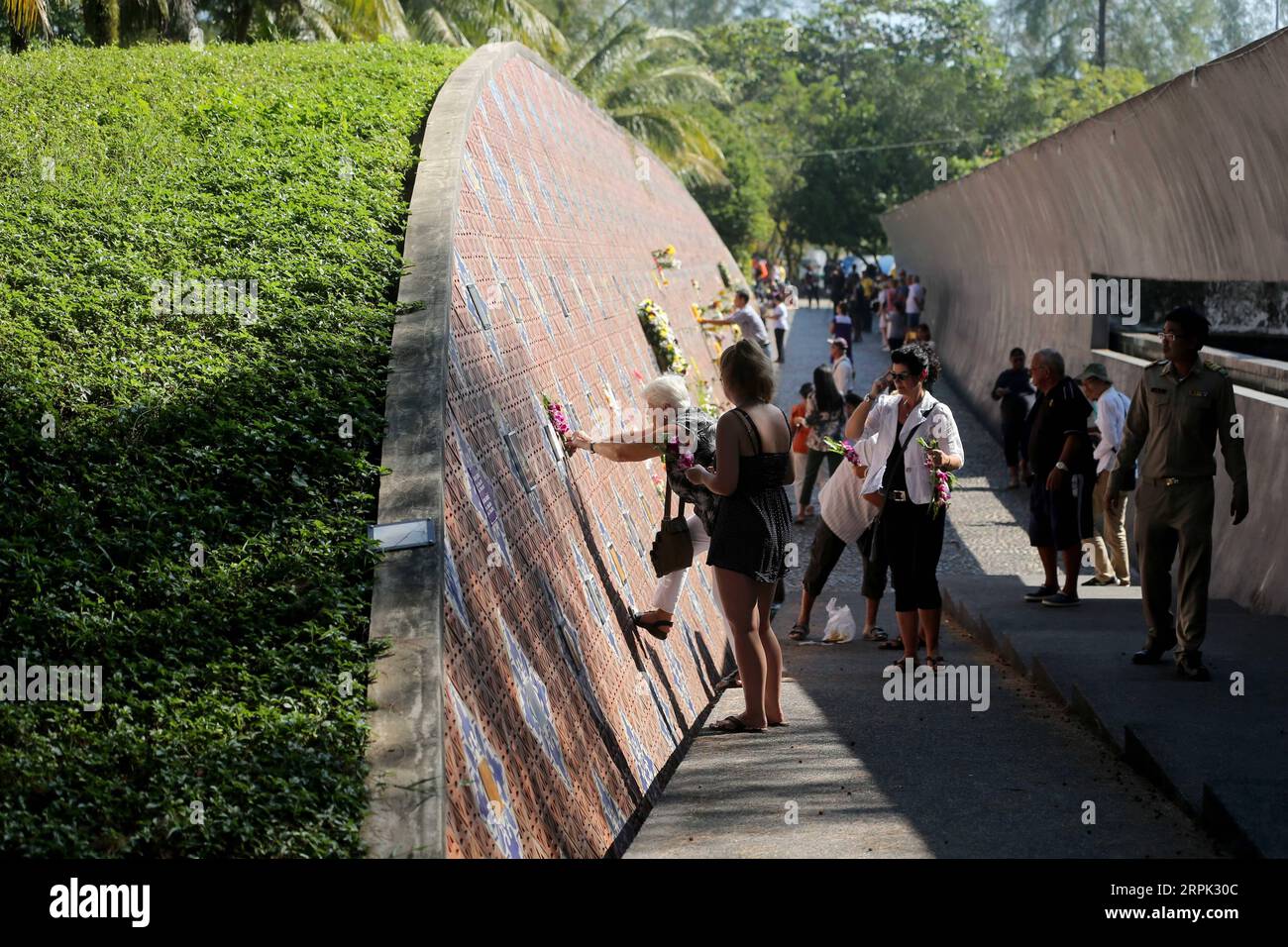 News Bilder des Tages 191226 -- PHANG-NGA, Dec. 26, 2019 Xinhua -- People mourn victims of the 2004 Indian Ocean tsunami at the Tsunami Memorial Park in Ban Nam Khem, Phang-nga province, Thailand, Dec. 26, 2019. On the 15th anniversary of the Indian Ocean tsunami, families of the victims joined memorial services in several southern provinces on the Andaman Sea coast, in remembrance of over 5,300 people killed in Thailand. Xinhua THAILAND-PHANG-NGA-TSUNAMI-ANNIVERSARY-MOURNING PUBLICATIONxNOTxINxCHN Stock Photo