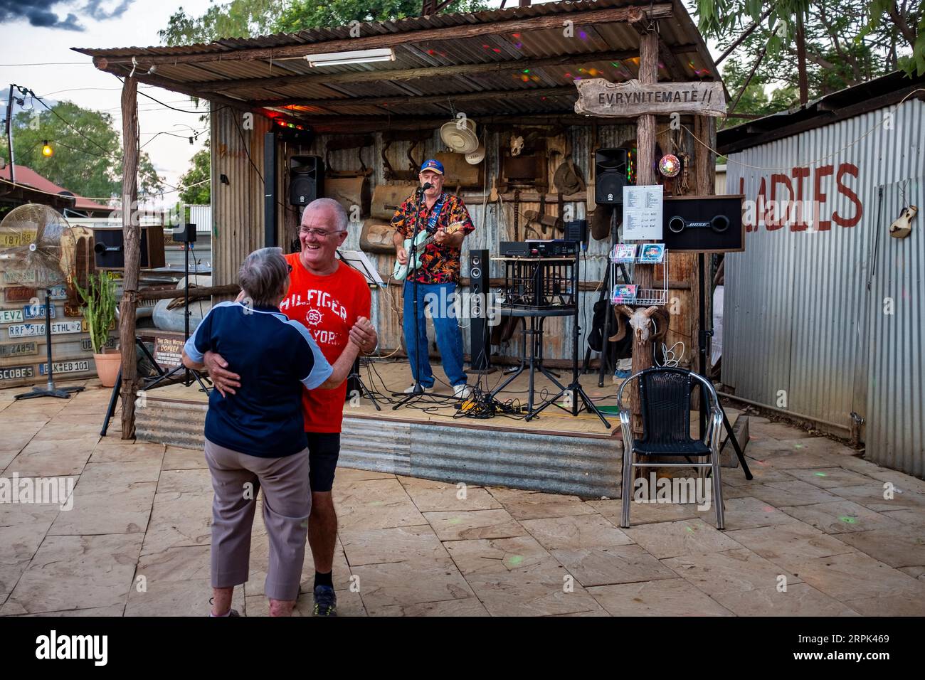 Travelling country musician entertaining drinkers at the Daly Waters Inn in the Northern Territory of Australia Stock Photo