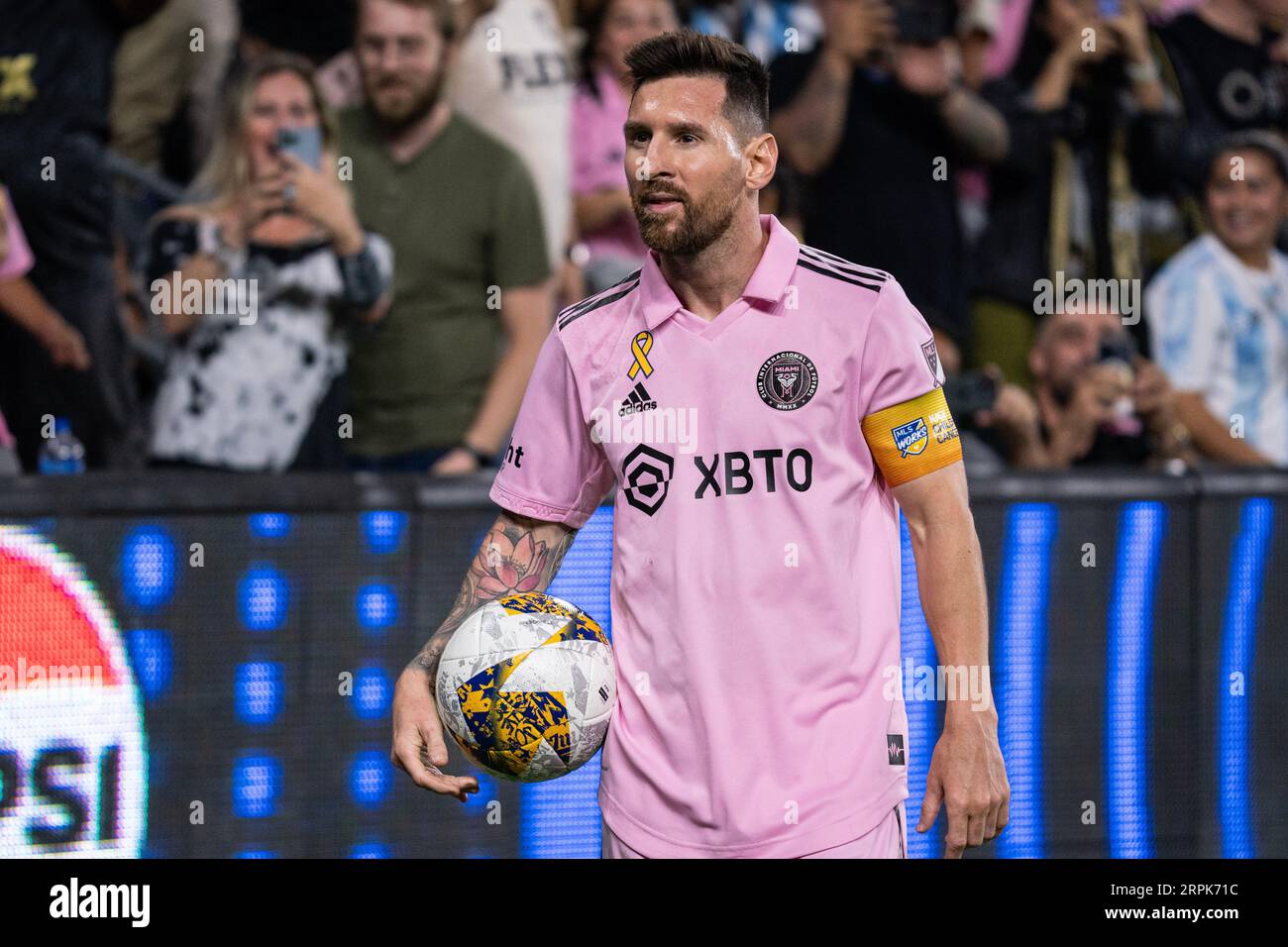 Lionel messi pink kit hi-res stock photography and images - Alamy