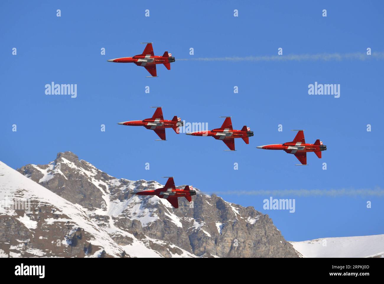 200112 -- LES DIABLERETS, Jan. 12, 2020 -- Swiss Air Force aerobatic team Patrouille Suisse stages a performace to mark the ongoing 3rd Winter Youth Olympic Games, at Les Diablerets Alpine centre, Switzerland on Jan. 11, 2020.  SPSWITZERLAND-LES DIABLERETS-WINTER YOG-AEROBATIC PERFORMANCE WangxQingqin PUBLICATIONxNOTxINxCHN Stock Photo