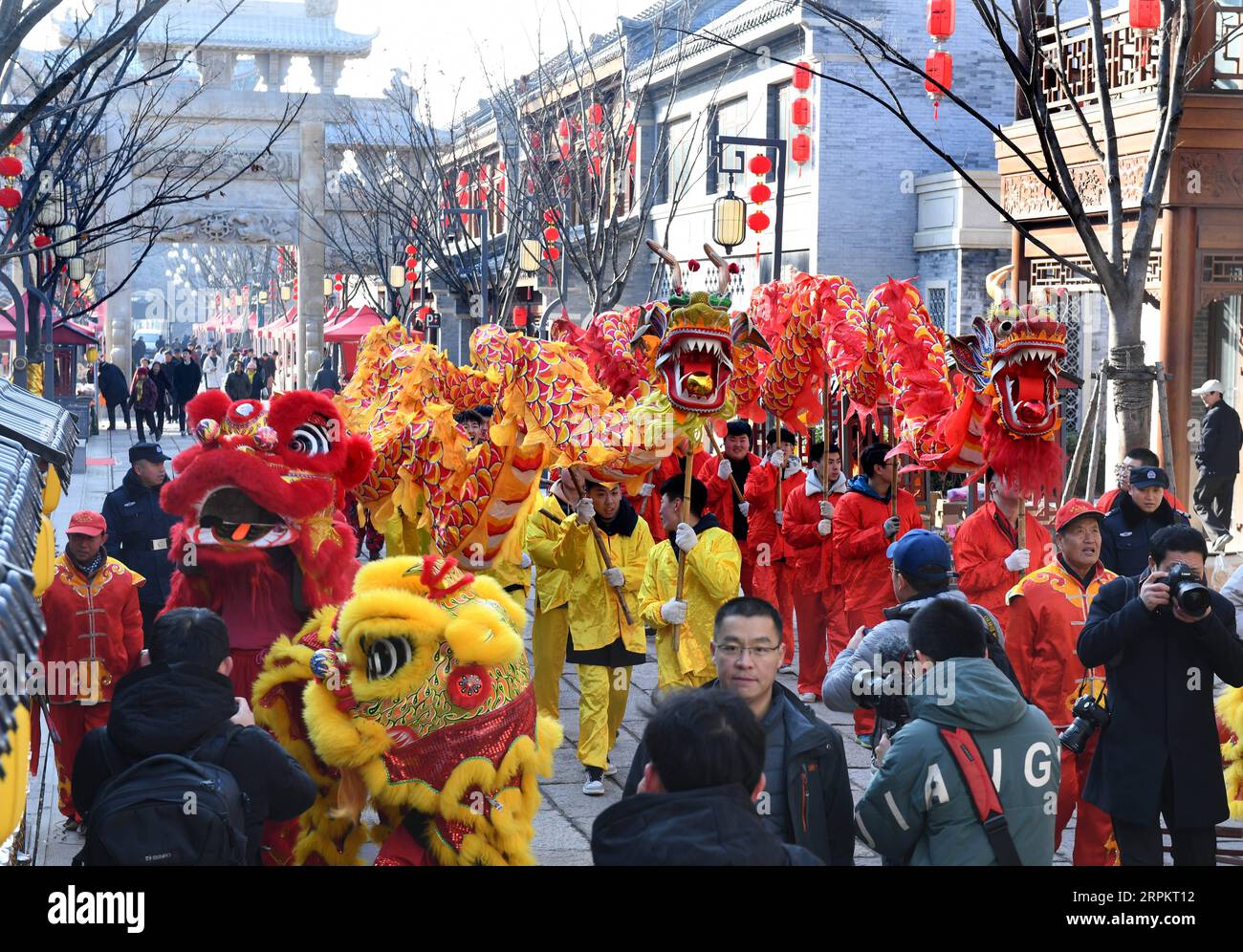 200117 -- QINGDAO, Jan. 17, 2020 -- Actors perform dragon and lion dance during a cultural event in Qingdao, east China s Shandong Province, Jan. 17, 2020. The cultural event featuring handicrafts, snacks and folklore performances was held in Qingdao to greet the upcoming Chinese Spring Festival.  CHINA-SHANDONG-QINGDAO-SPRING FESTIVAL-FOLKLORE CN LixZiheng PUBLICATIONxNOTxINxCHN Stock Photo