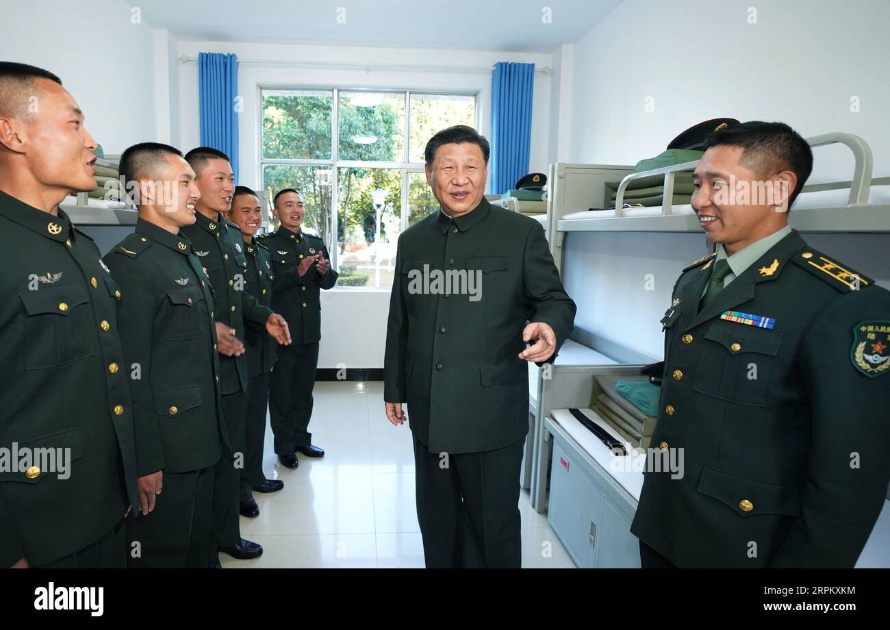 China yunnan province kunming army hi-res stock photography and images ...
