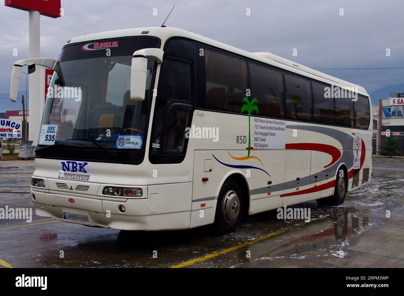 Tevfikiye, Türkiye, Mitsubishi Coach operated by RSD Travel at Pergamon, Turkey. Stock Photo