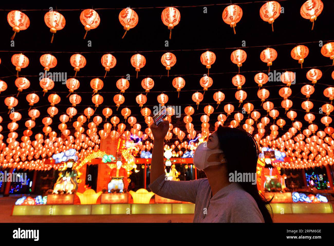 200131 -- BANGKOK, Jan. 31, 2020 Xinhua -- A tourist takes photos of Chinese lanterns at a temple in Bangkok, Thailand, Jan. 28, 2020. Xinhua/Rachen Sageamsak THAILAND-BANGKOK-CHINESE LANTERN PUBLICATIONxNOTxINxCHN Stock Photo