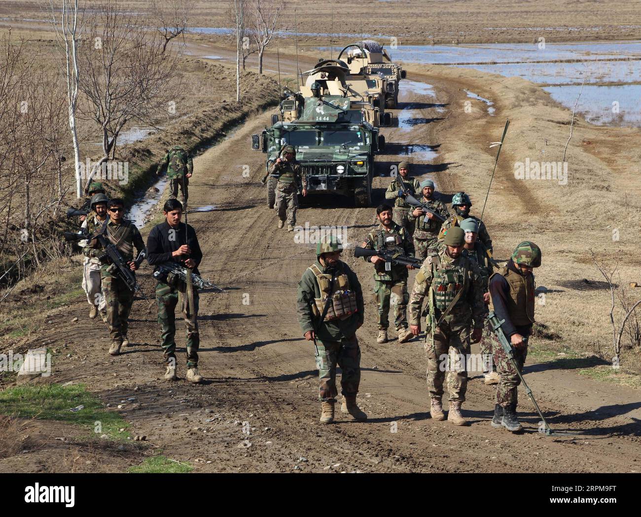 News Bilder des Tages 200204 -- KUNDUZ, Feb. 4, 2020 -- Afghan security  force members take part in a cleanup operation in Kunduz city, Afghanistan,  Feb. 4, 2020. Eight militants have been