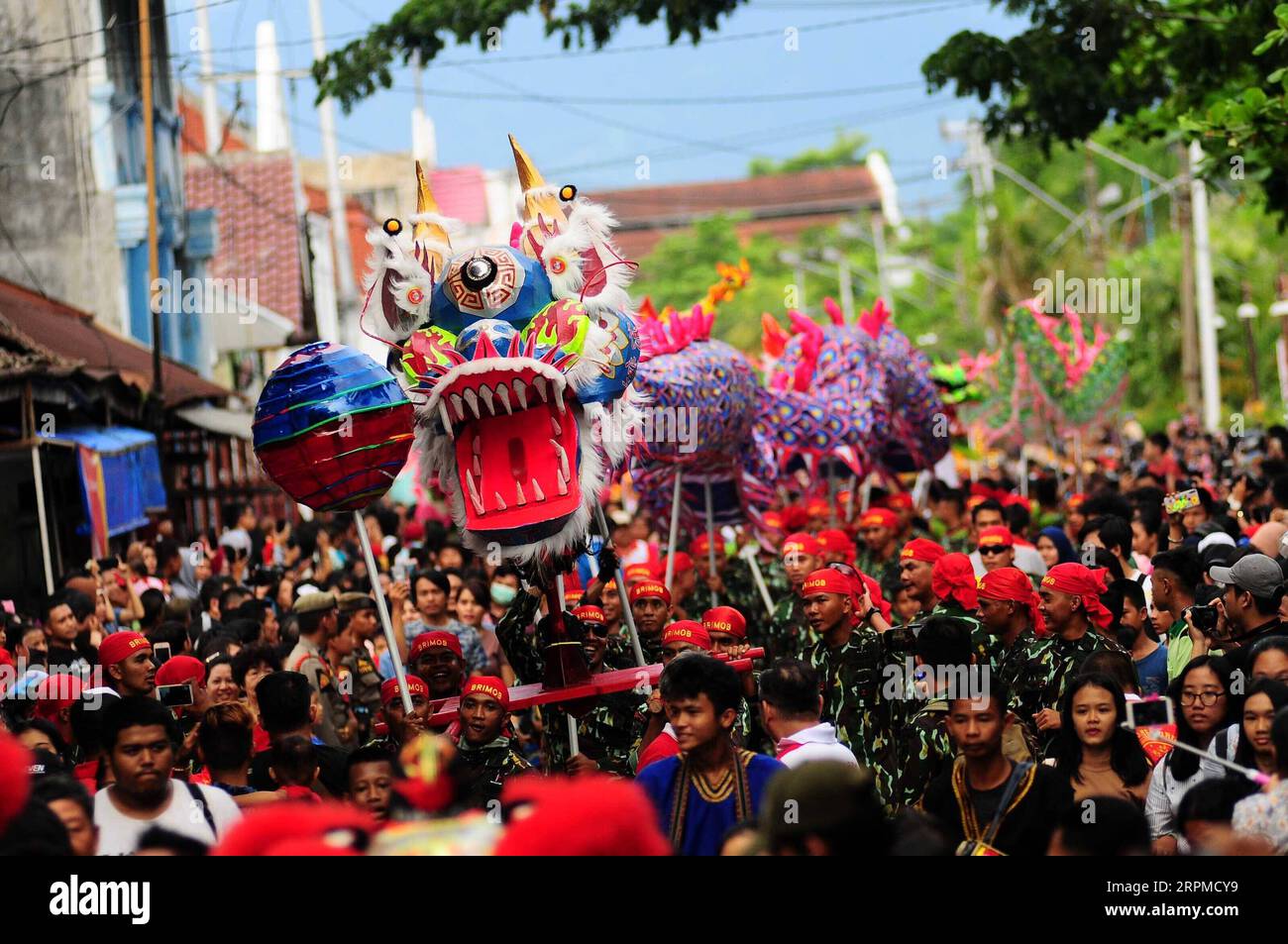 People perform during dragon dance hi-res stock photography and images ...
