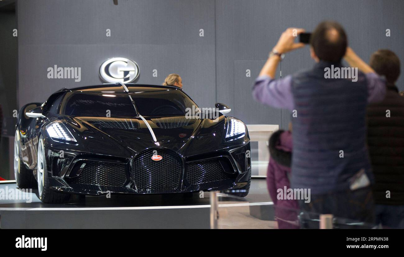 200214 -- TORONTO, Feb. 14, 2020 -- Visitors look at a Bugatti La Voiture Noire during the 2020 Canadian International Autoshow at the Metro Toronto Convention Center in Toronto, Canada, on Feb. 14, 2020. The annual ten-day event kicked off here on Friday with a display of more than 1,000 vehicles of different kinds. Photo by /Xinhua CANADA-TORONTO-CANADIAN INTERNATIONAL AUTOSHOW ZouxZheng PUBLICATIONxNOTxINxCHN Stock Photo