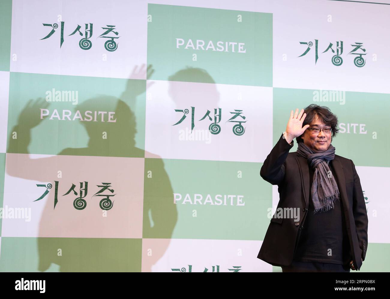 200219 -- SEOUL, Feb. 19, 2020 -- Bong Joon-ho, director of the South Korean film Parasite , poses for photos at a press conference in Seoul, South Korea, Feb. 19, 2020. Parasite , a South Korean black comedy, became the first non-English language film to win the Oscar for best picture, and also nabbed awards for best original screenplay, best international feature film and best director for Bong Joon-ho at the 92nd Academy Awards on Feb. 9, 2020.  SOUTH KOREA-SEOUL-PARASITE-CREATIVE TEAM-PRESS CONFERENCE WangxJingqiang PUBLICATIONxNOTxINxCHN Stock Photo