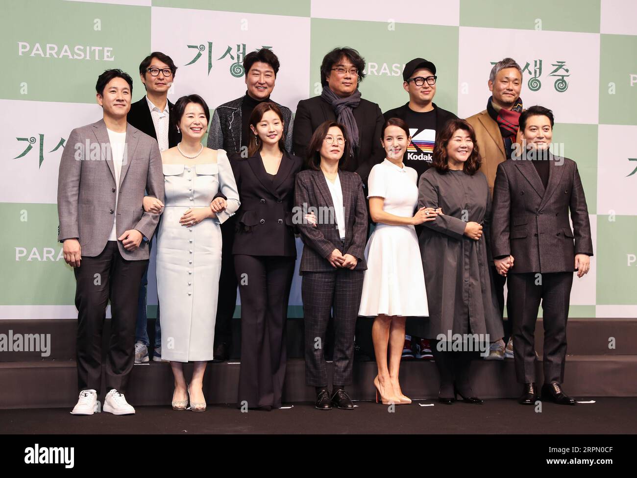 200219 -- SEOUL, Feb. 19, 2020 -- The cast and creative team of South Korean film Parasite pose for a group photo at a press conference in Seoul, South Korea, Feb. 19, 2020. Parasite , a South Korean black comedy, became the first non-English language film to win the Oscar for best picture, and also nabbed awards for best original screenplay, best international feature film and best director for Bong Joon-ho at the 92nd Academy Awards on Feb. 9, 2020.  SOUTH KOREA-SEOUL-PARASITE-CREATIVE TEAM-PRESS CONFERENCE WangxJingqiang PUBLICATIONxNOTxINxCHN Stock Photo